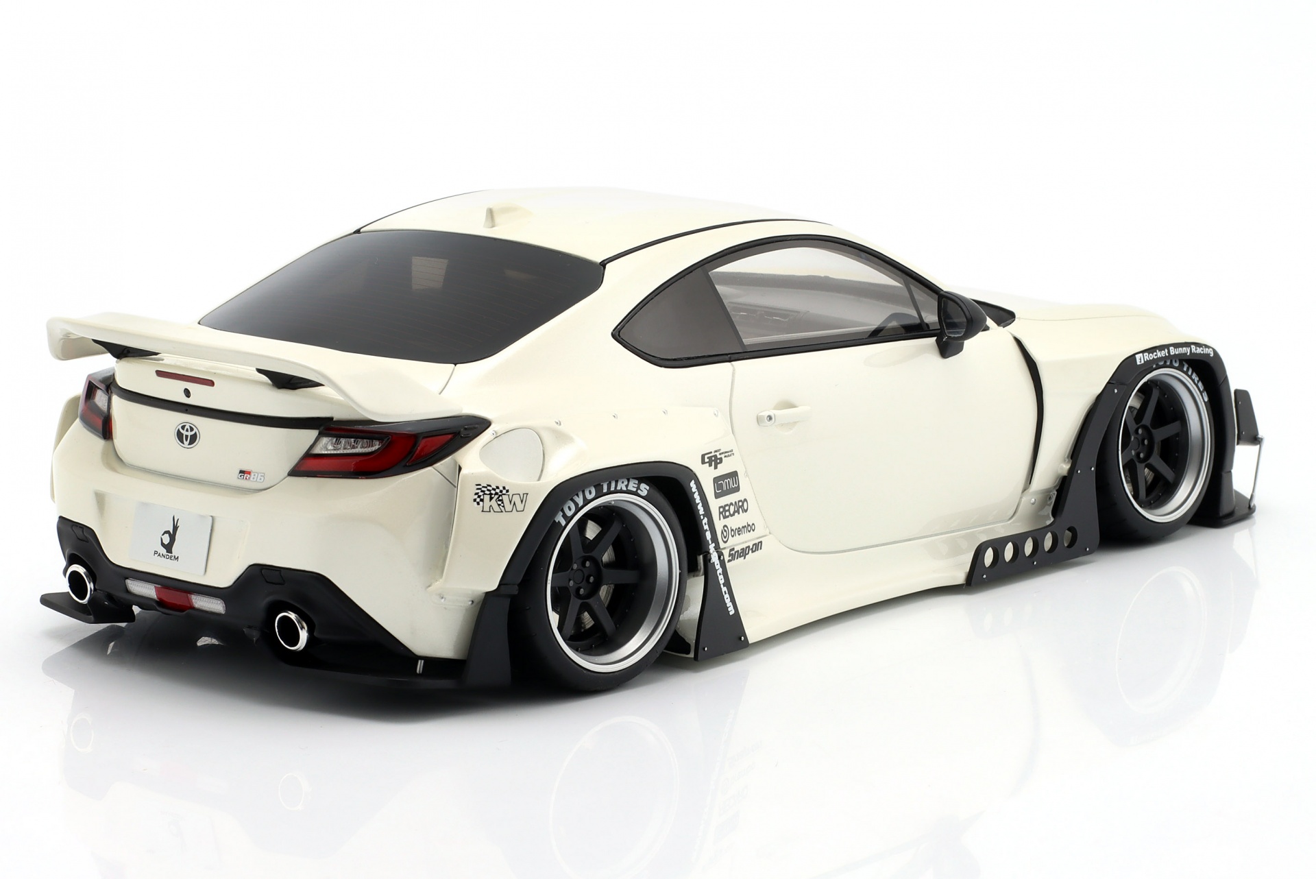 Pandem Toyota GR86 Baujahr 2023 kristall wei&szlig;  GT-Spirit