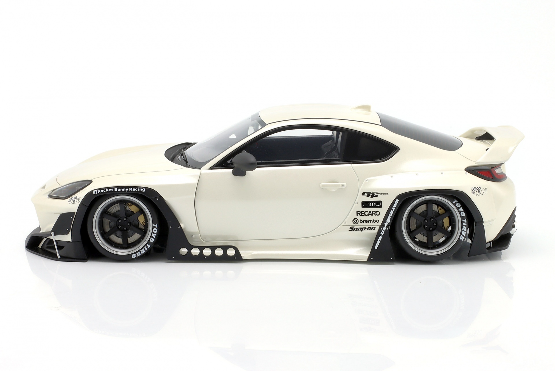 Pandem Toyota GR86 Baujahr 2023 kristall wei&szlig;  GT-Spirit
