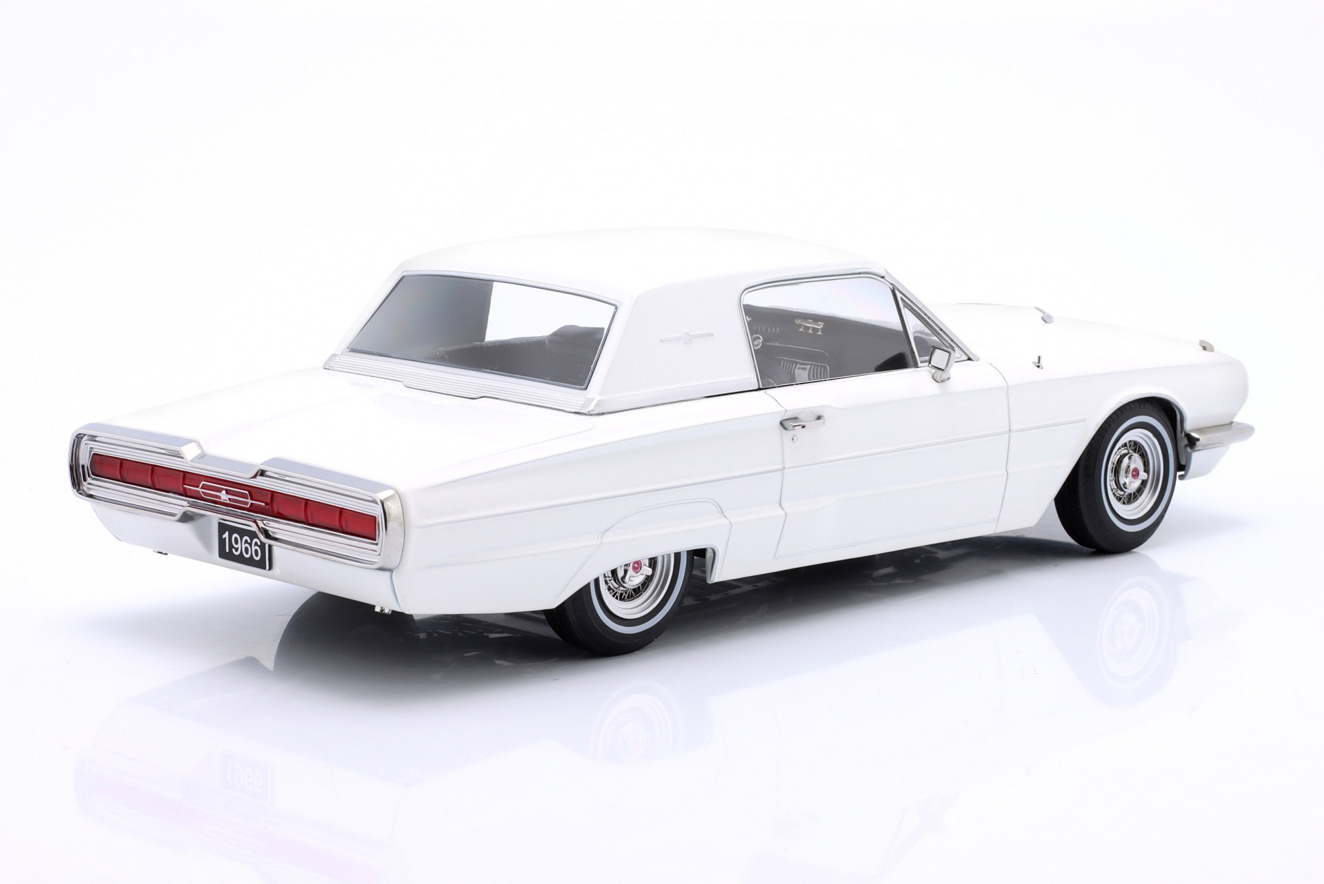 Ford Thunderbird Coupe Baujahr 1966 wei&szlig;  