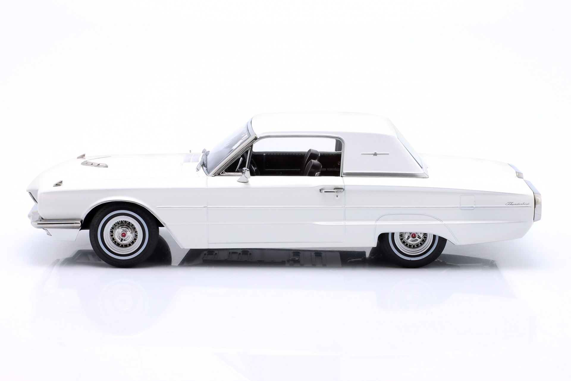 Ford Thunderbird Coupe Baujahr 1966 wei&szlig;  