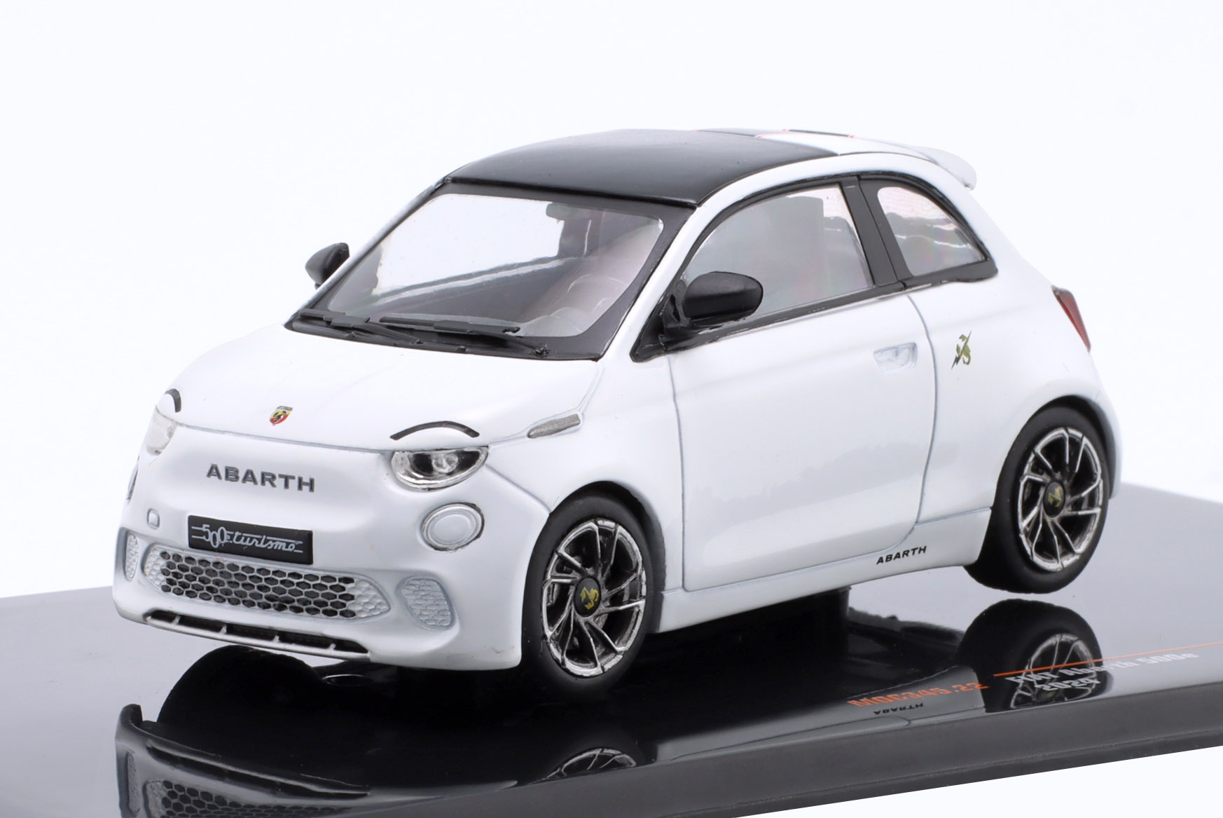 Fiat 500e Abarth Baujahr 2024 wei&szlig;  