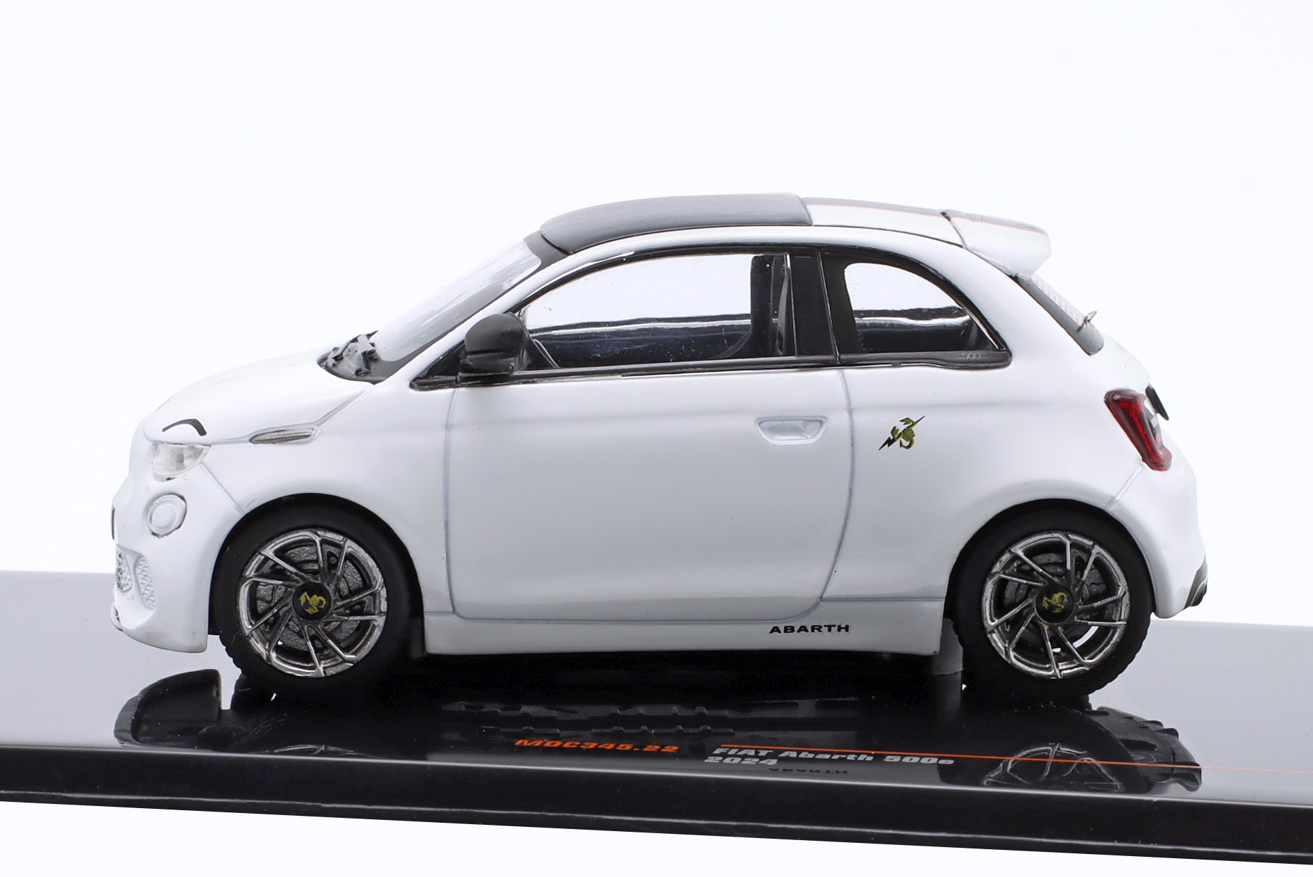 Fiat 500e Abarth Baujahr 2024 wei&szlig;  