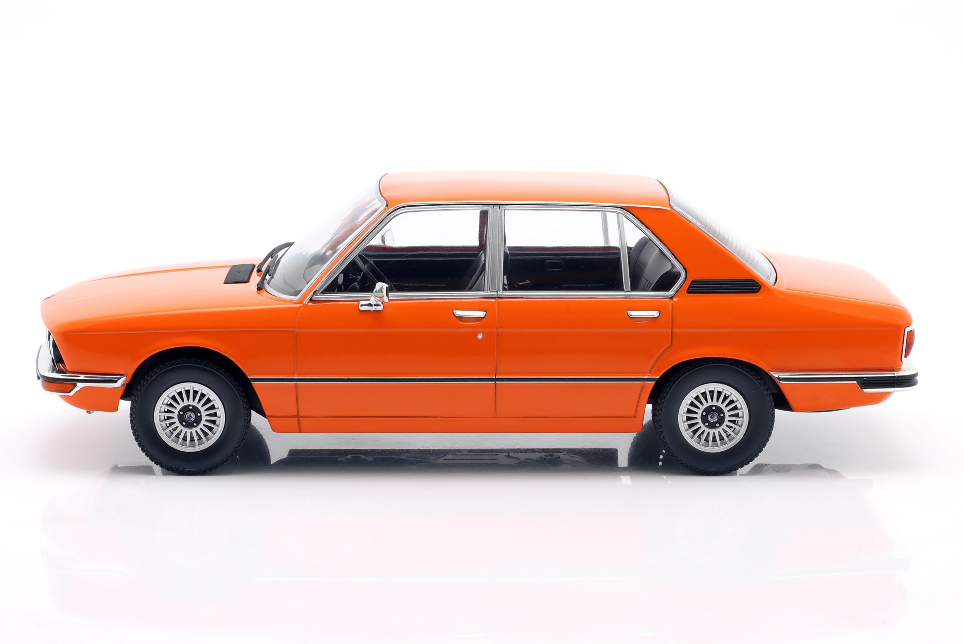 BMW 5er Serie (E12) Baujahr 1973 orange  ModelCar Group