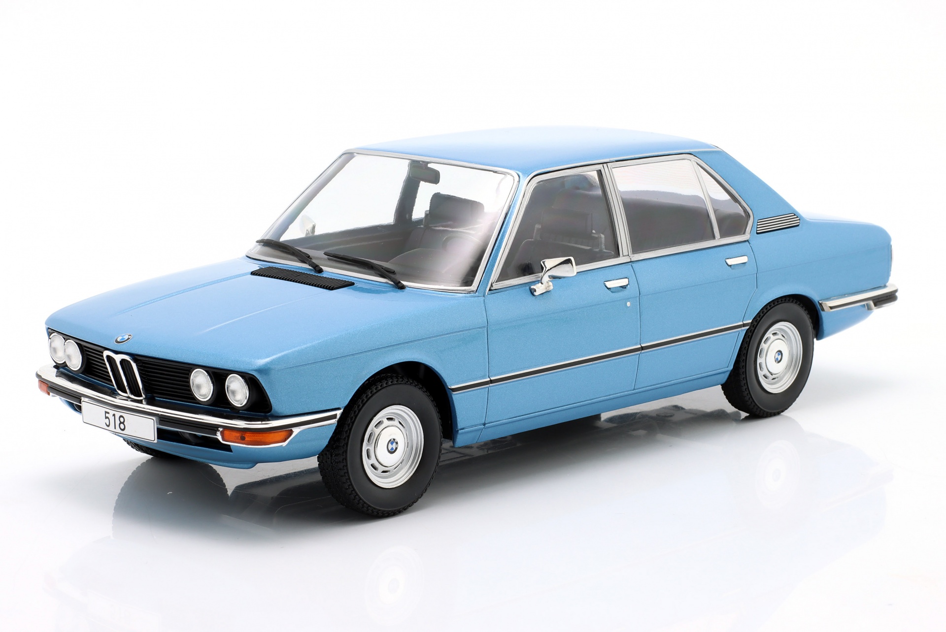 BMW 5er Serie (E12) Baujahr 1973 hellblau metallic  ModelCar Group