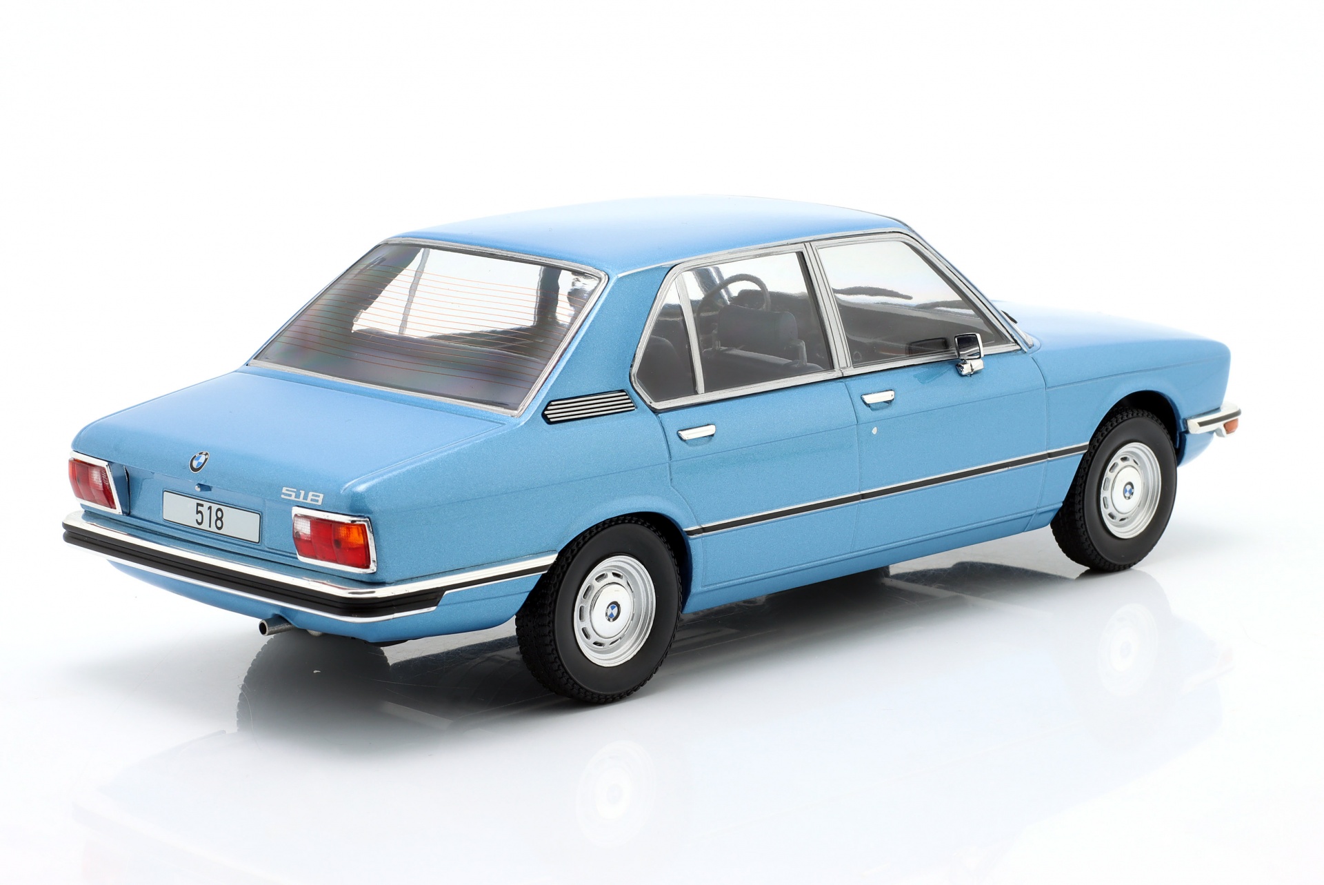BMW 5er Serie (E12) Baujahr 1973 hellblau metallic  ModelCar Group