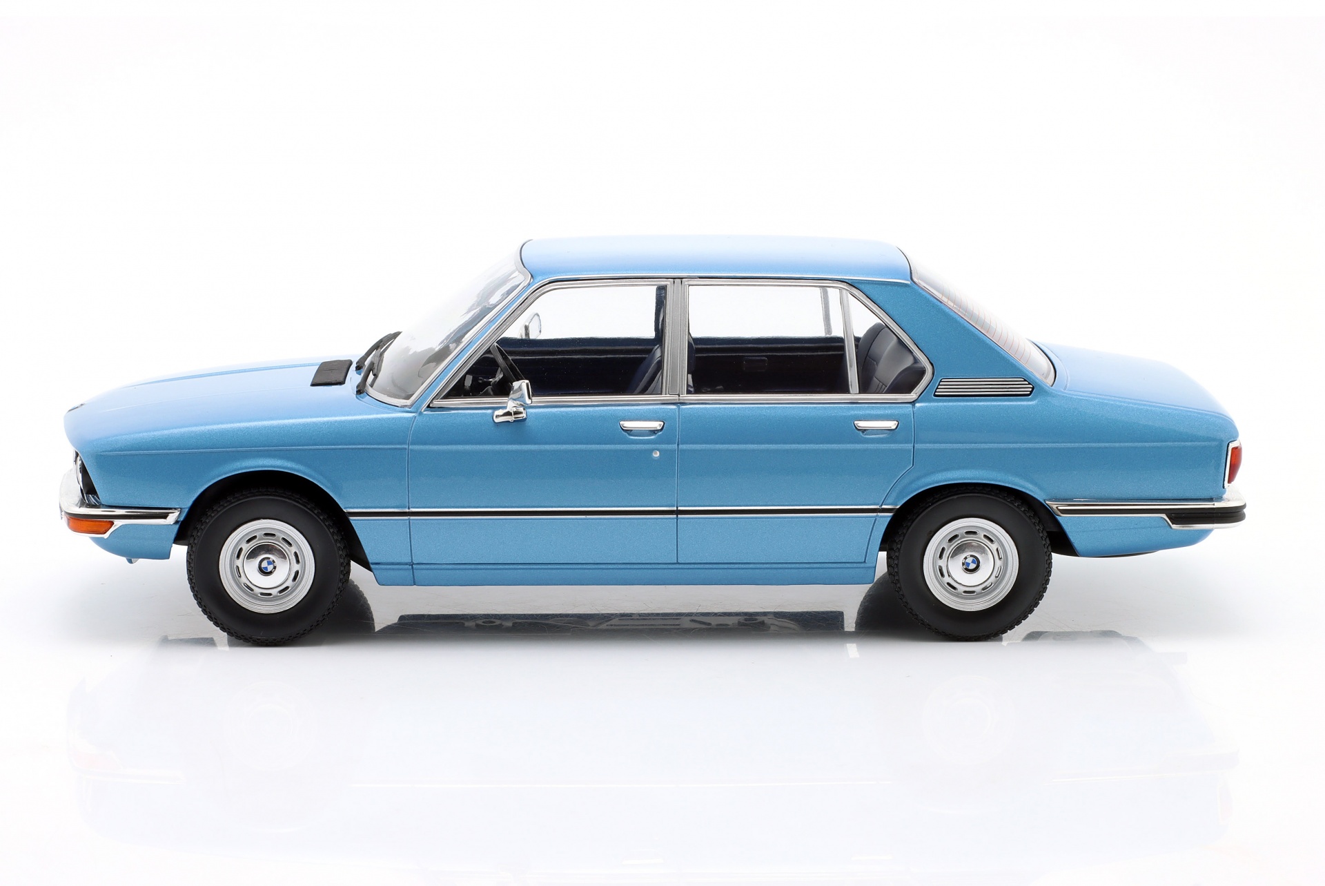 BMW 5er Serie (E12) Baujahr 1973 hellblau metallic  ModelCar Group