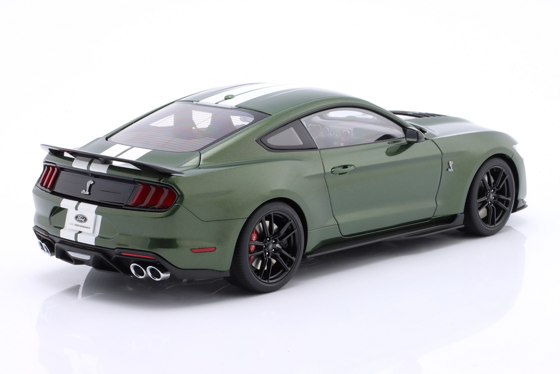 Ford Mustang Shelby GT500 dunkelgr&uuml;n / wei&szlig;  