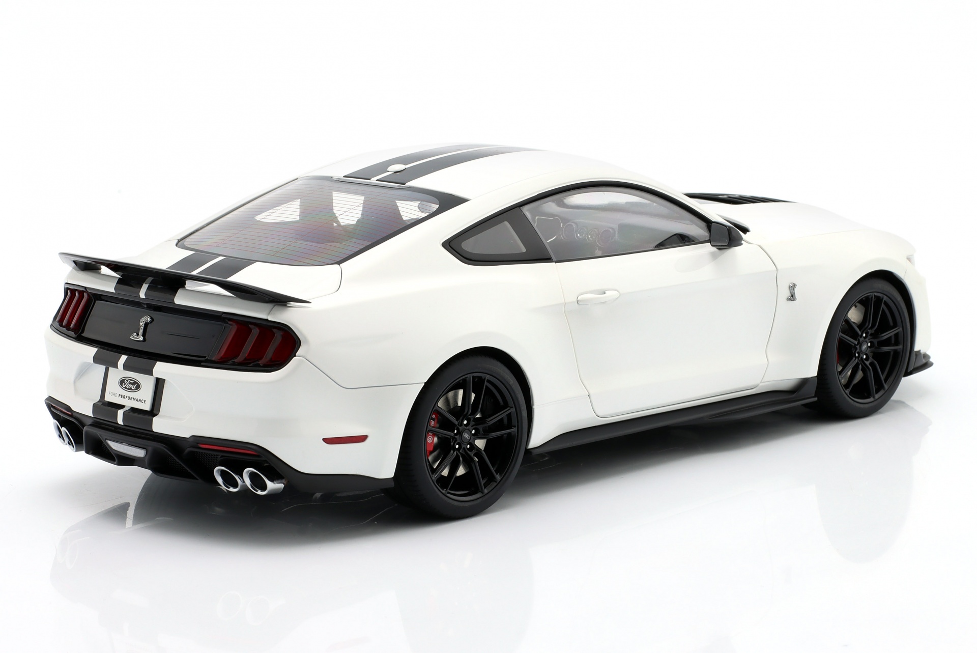 Ford Mustang Shelby GT500 wei&szlig; / schwarz  