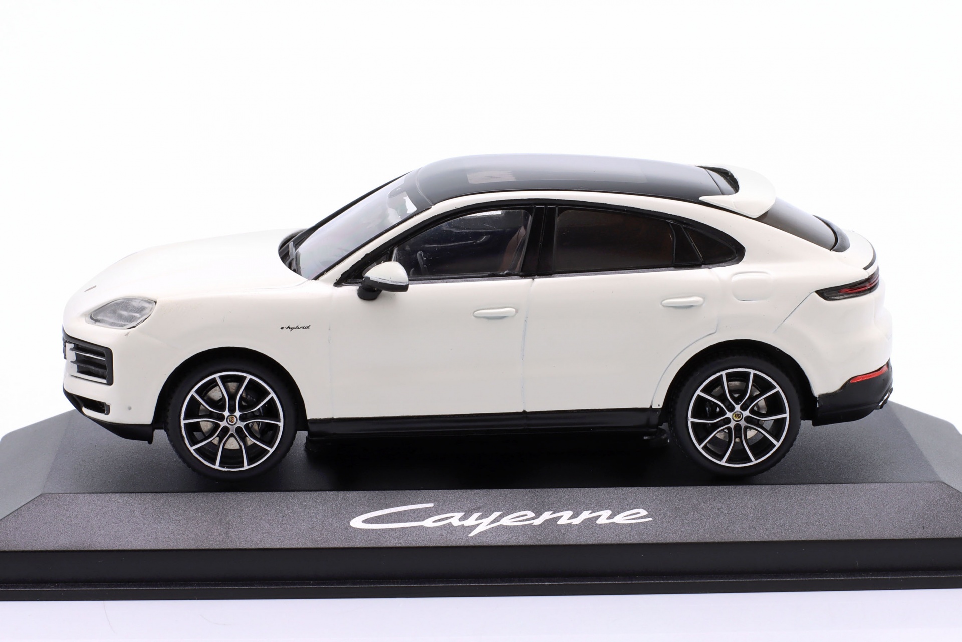 Porsche Cayenne E-Hybrid Coup&eacute; (E3 II) 2025 carrarawei&szlig; metallic  