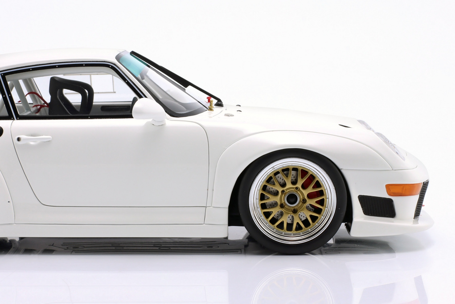 Porsche 911 (993) GT2 Evo Baujahr 1995 Grand Prix wei&szlig;  GT-Spirit