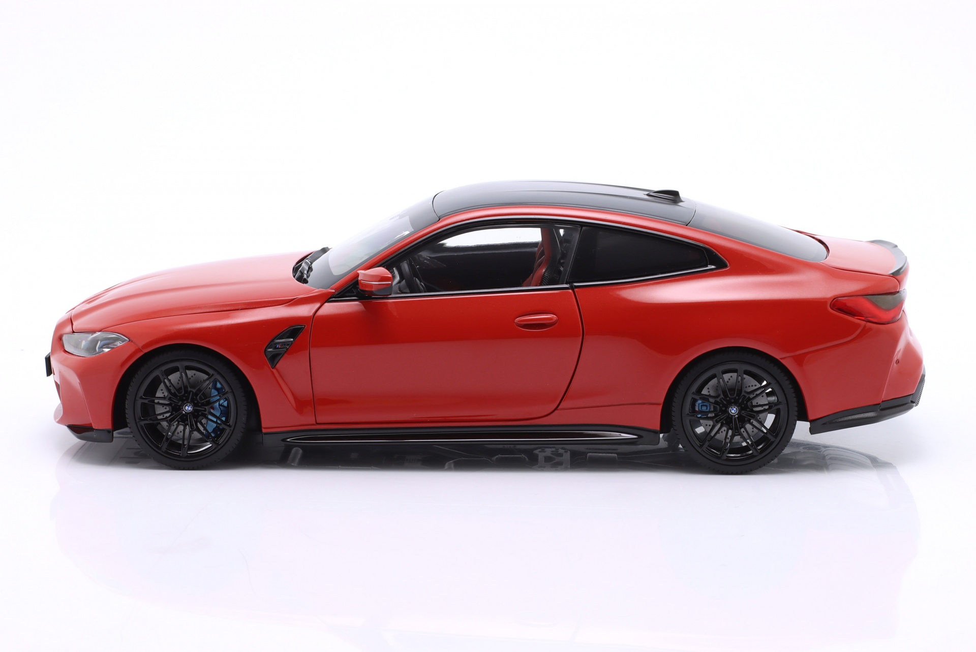 BMW M4 (G82) Baujahr 2024 rot metallic  