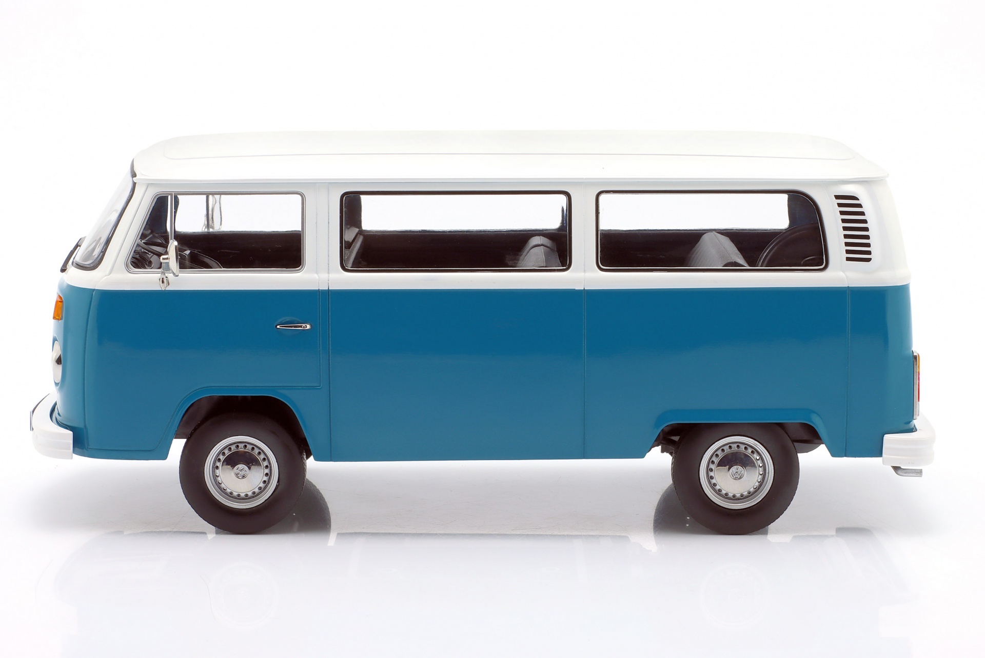 Volkswagen VW T2b Bus Baujahr 1972 blau / wei&szlig;  