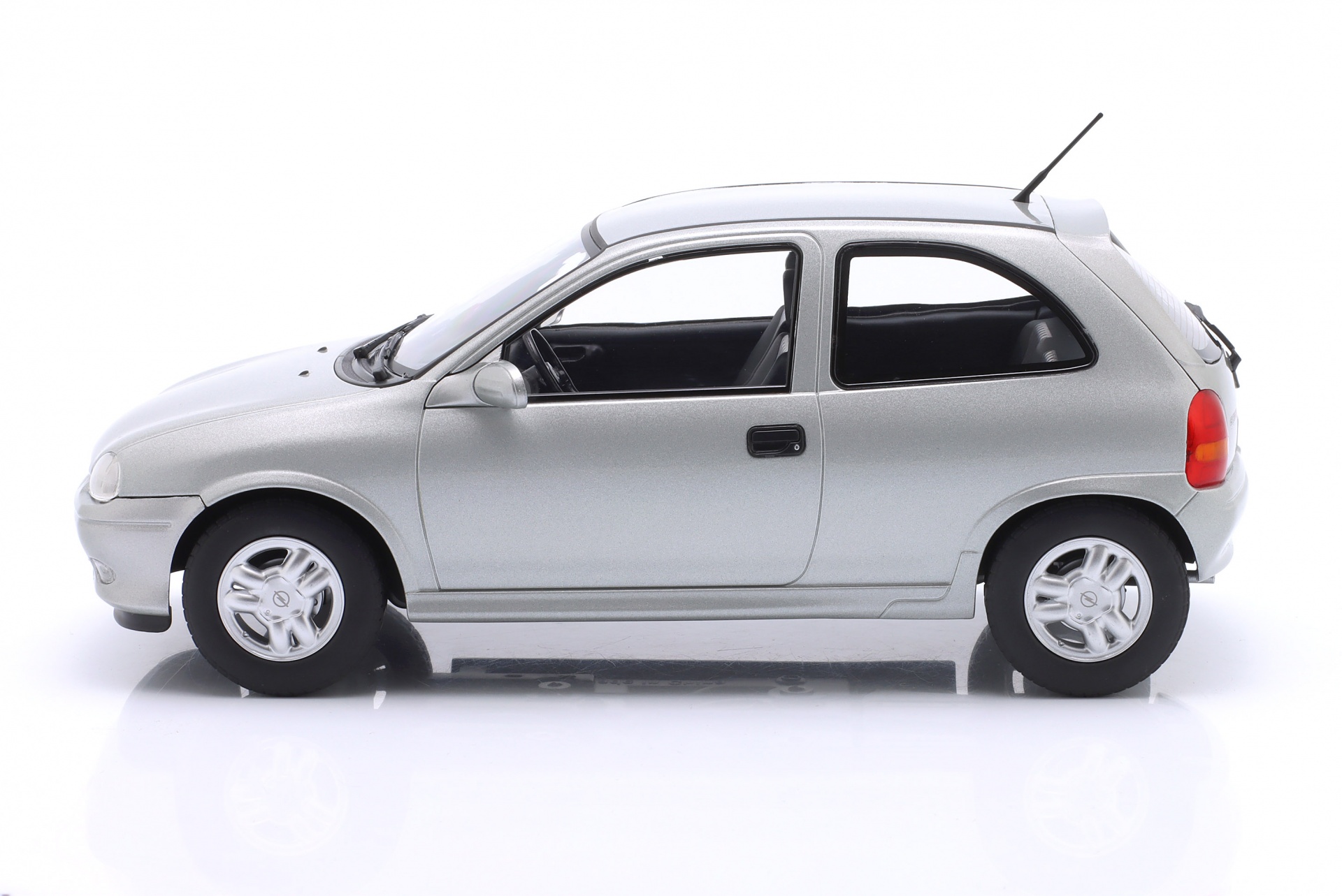 Opel Corsa B GSI Baujahr 1993-1997 silbergrau metallic  
