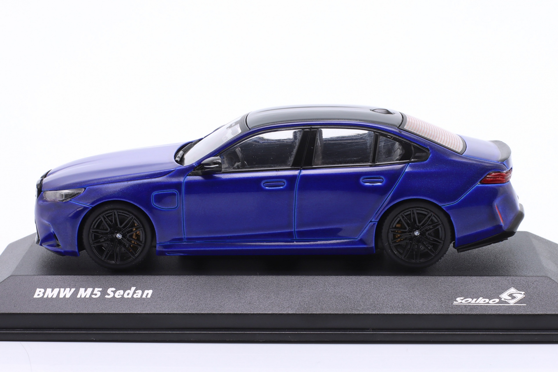 BMW M5 Sedan Baujahr 2024 Marina Bay blau  