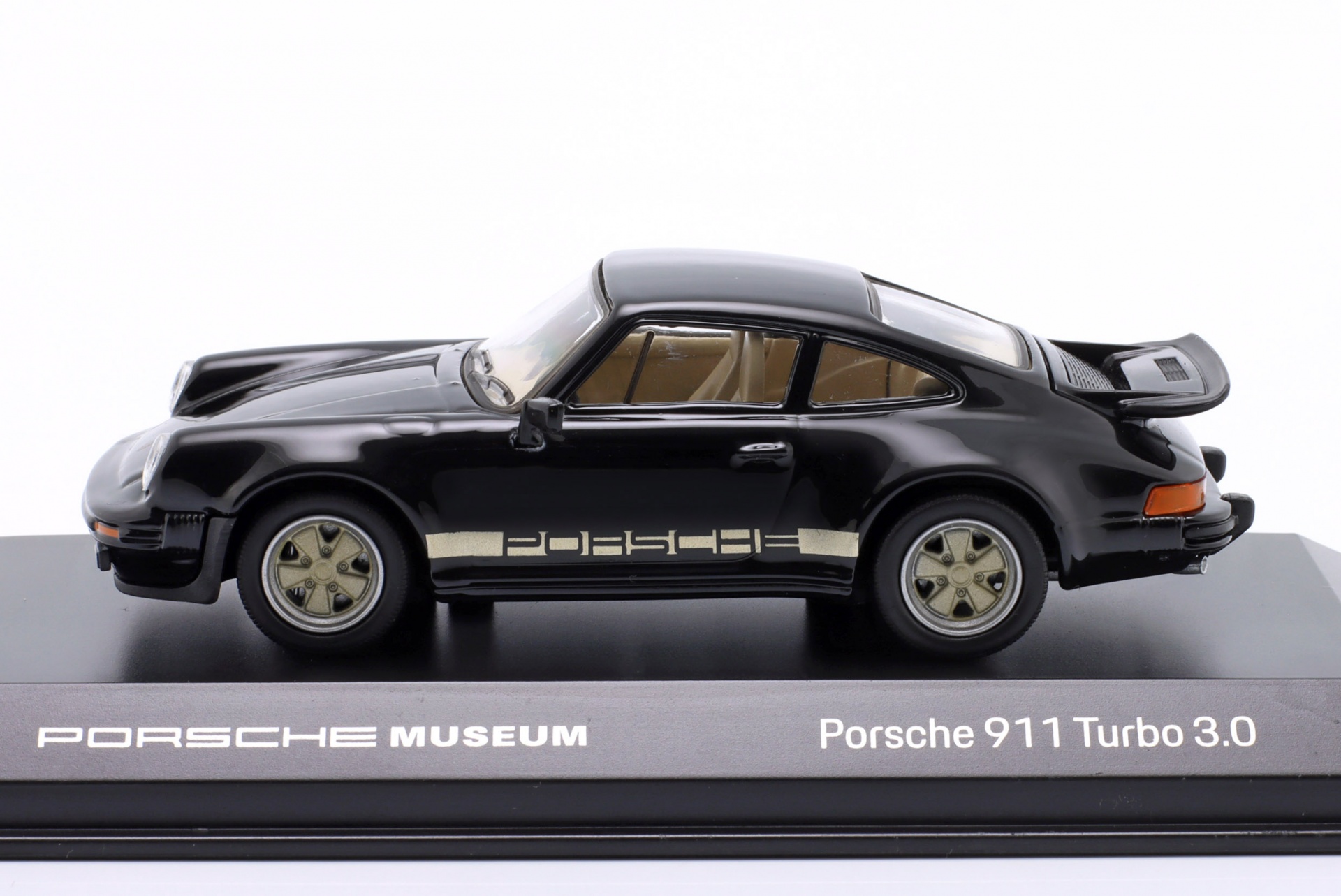 Porsche 911 Turbo 3.0 Baujahr 1975-1977 schwarz / goldene Reifen  