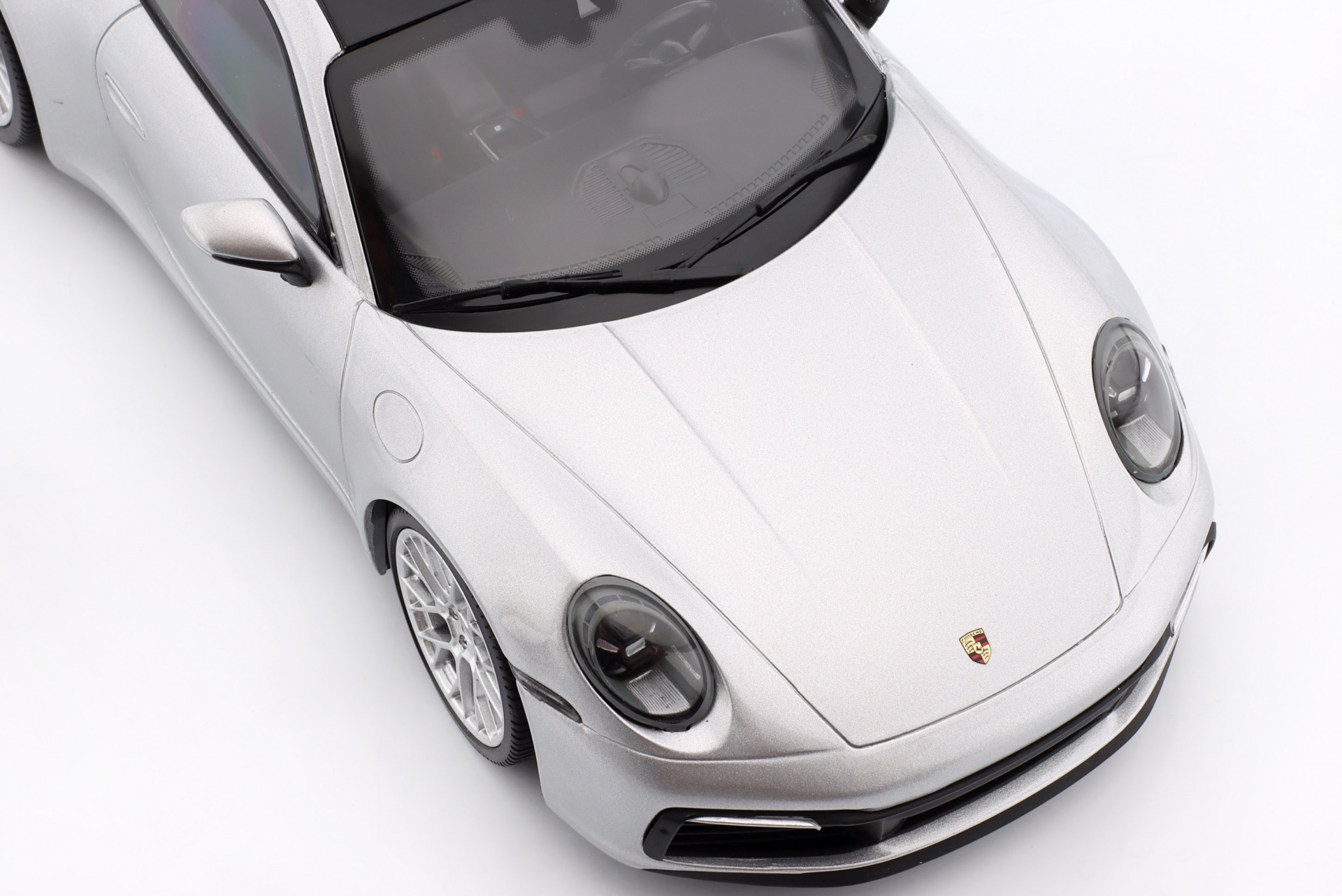 Porsche 911 (992) Carrera 4S 2023 silber / silberne Felgen  