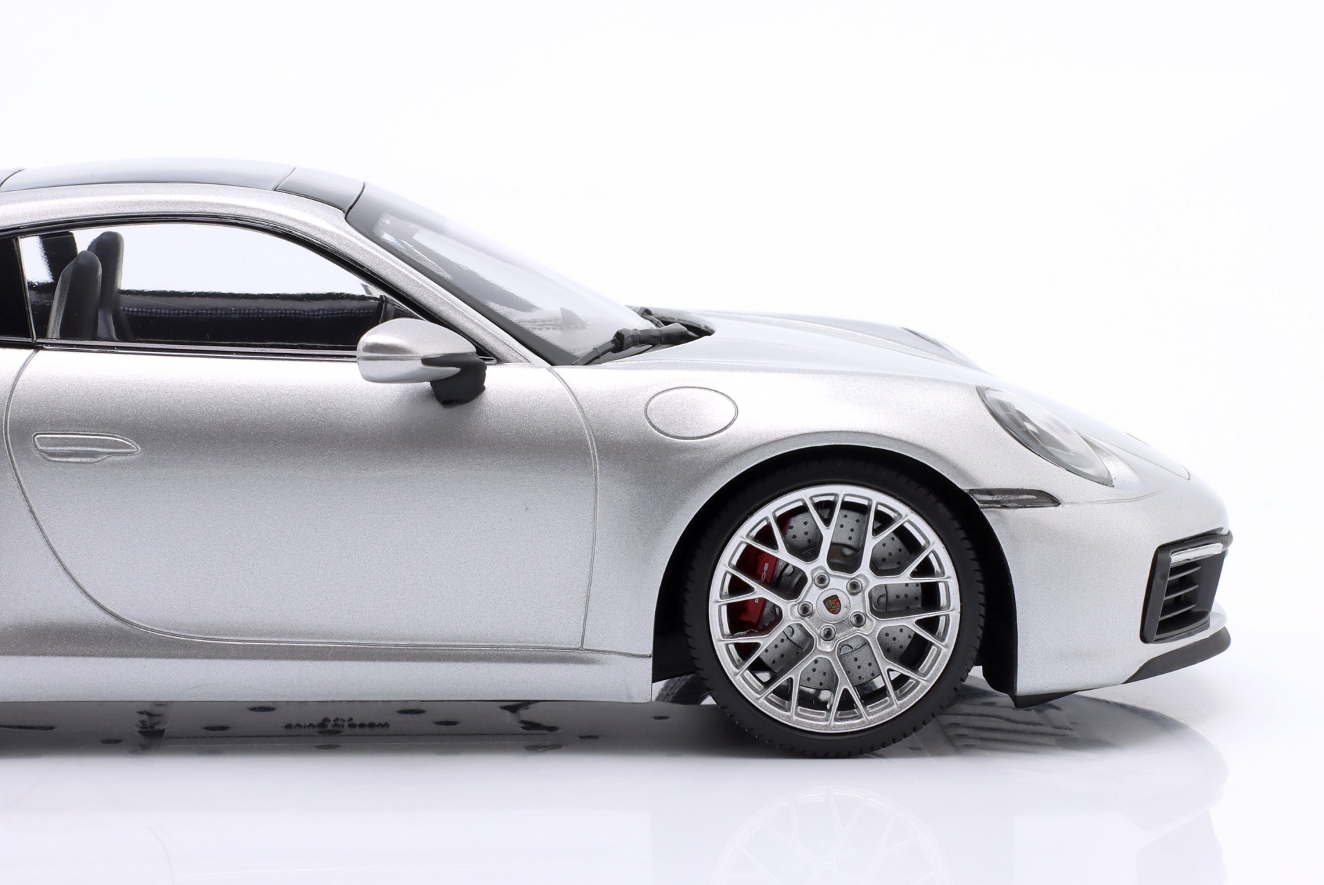 Porsche 911 (992) Carrera 4S 2023 silber / silberne Felgen  