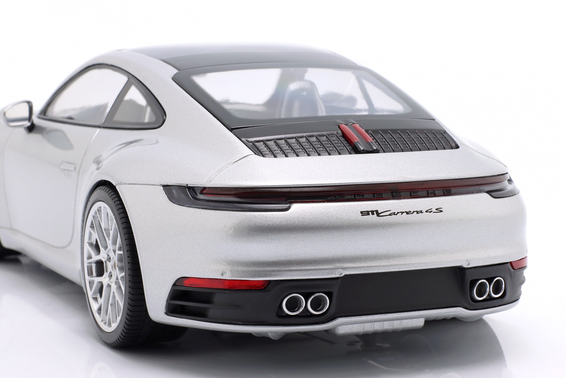 Porsche 911 (992) Carrera 4S 2023 silber / silberne Felgen  