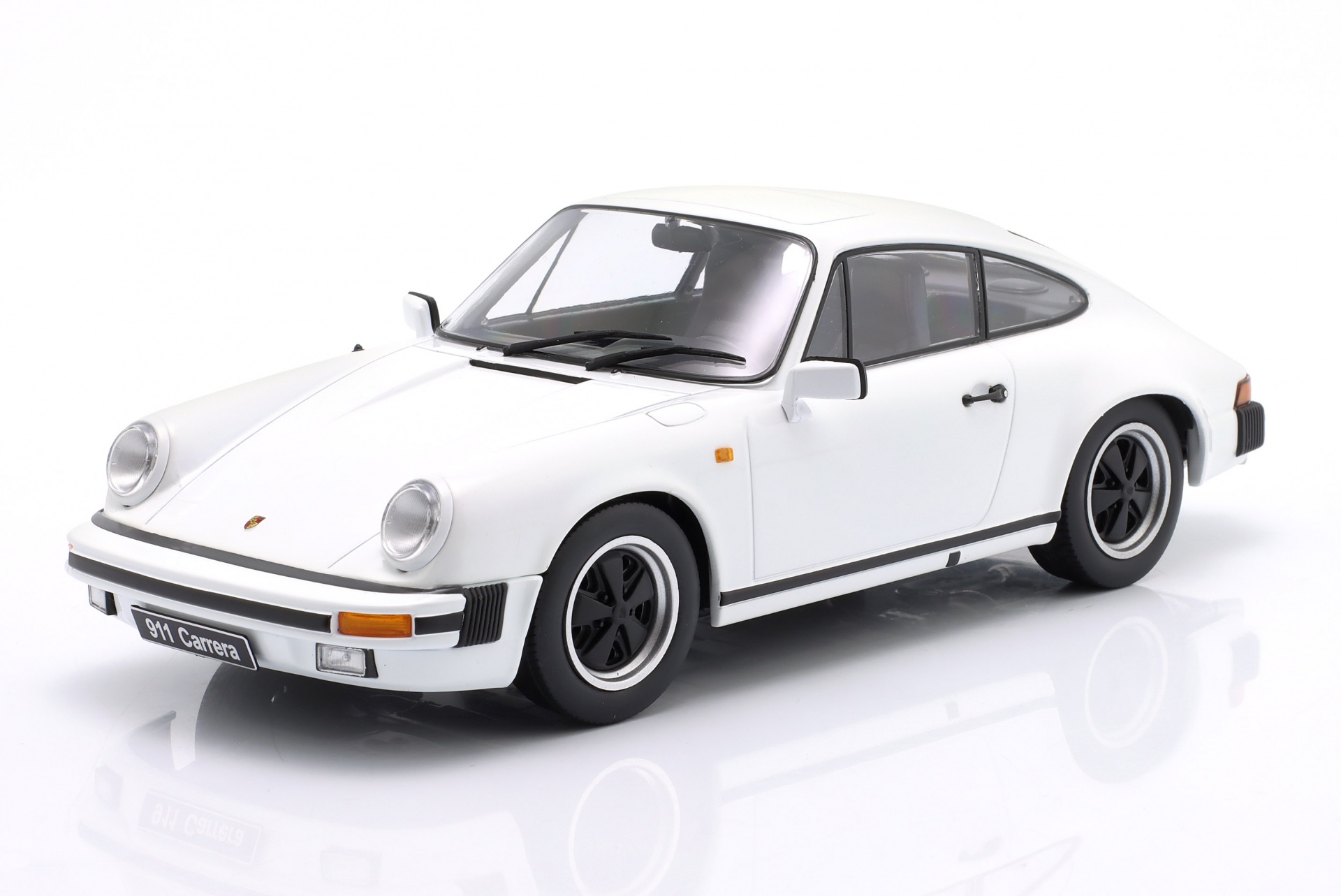 Porsche 911 Carrera Coupe Baujahr 1983 wei&szlig;  