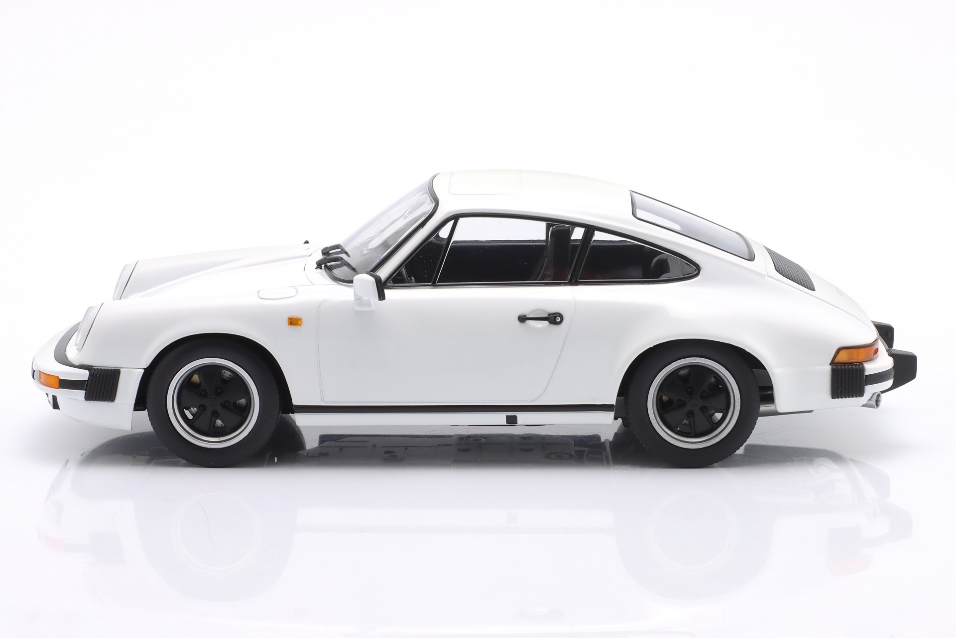 Porsche 911 Carrera Coupe Baujahr 1983 wei&szlig;  