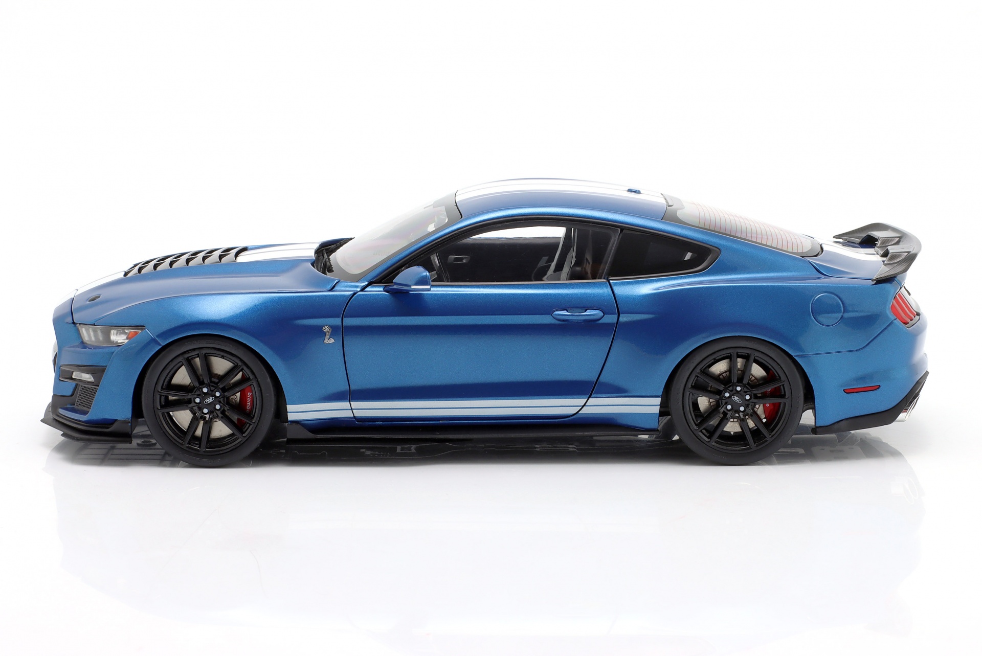 Ford Mustang Shelby GT500 Baujahr 2022 blau metallic / wei&szlig;  