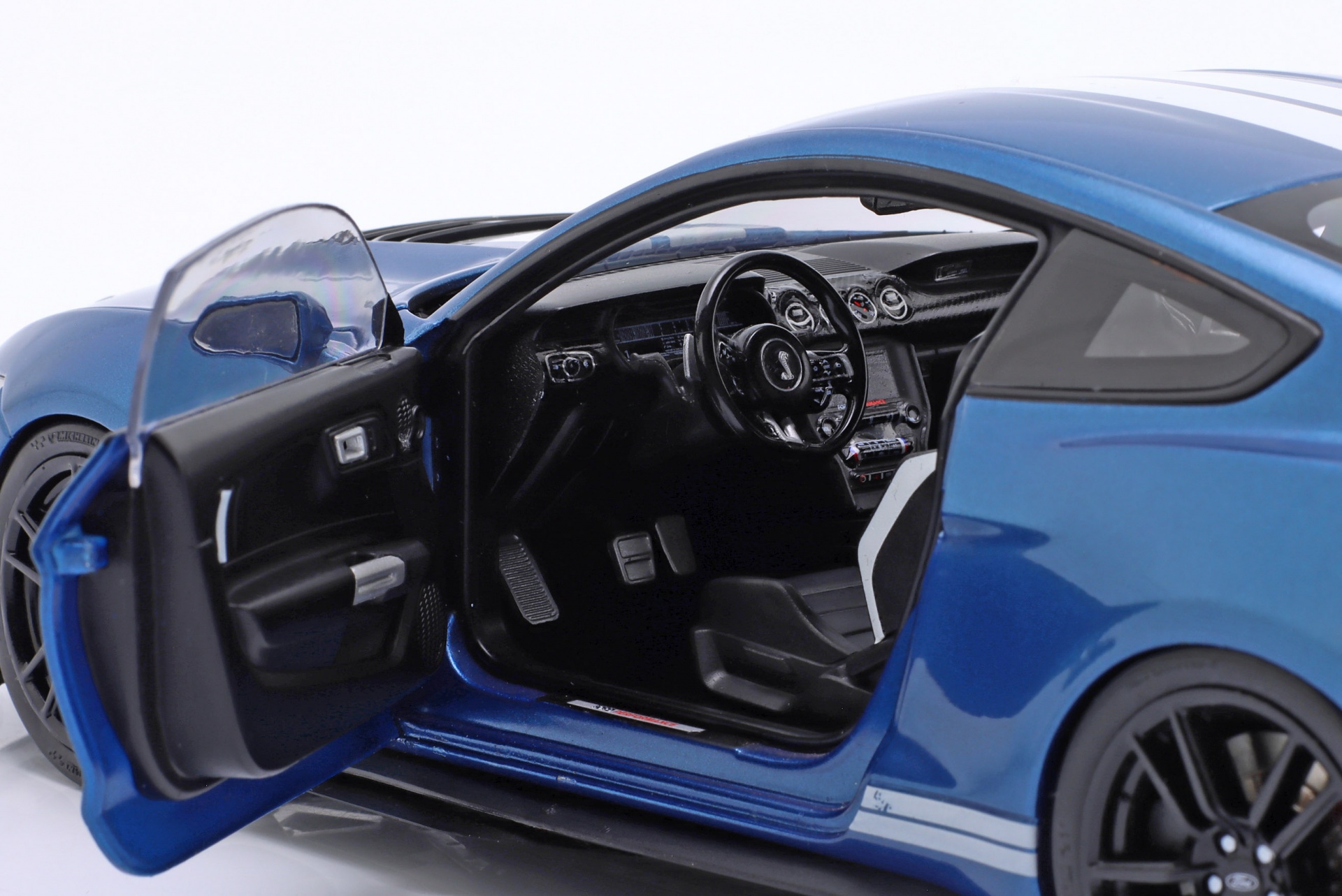 Ford Mustang Shelby GT500 Baujahr 2022 blau metallic / wei&szlig;  