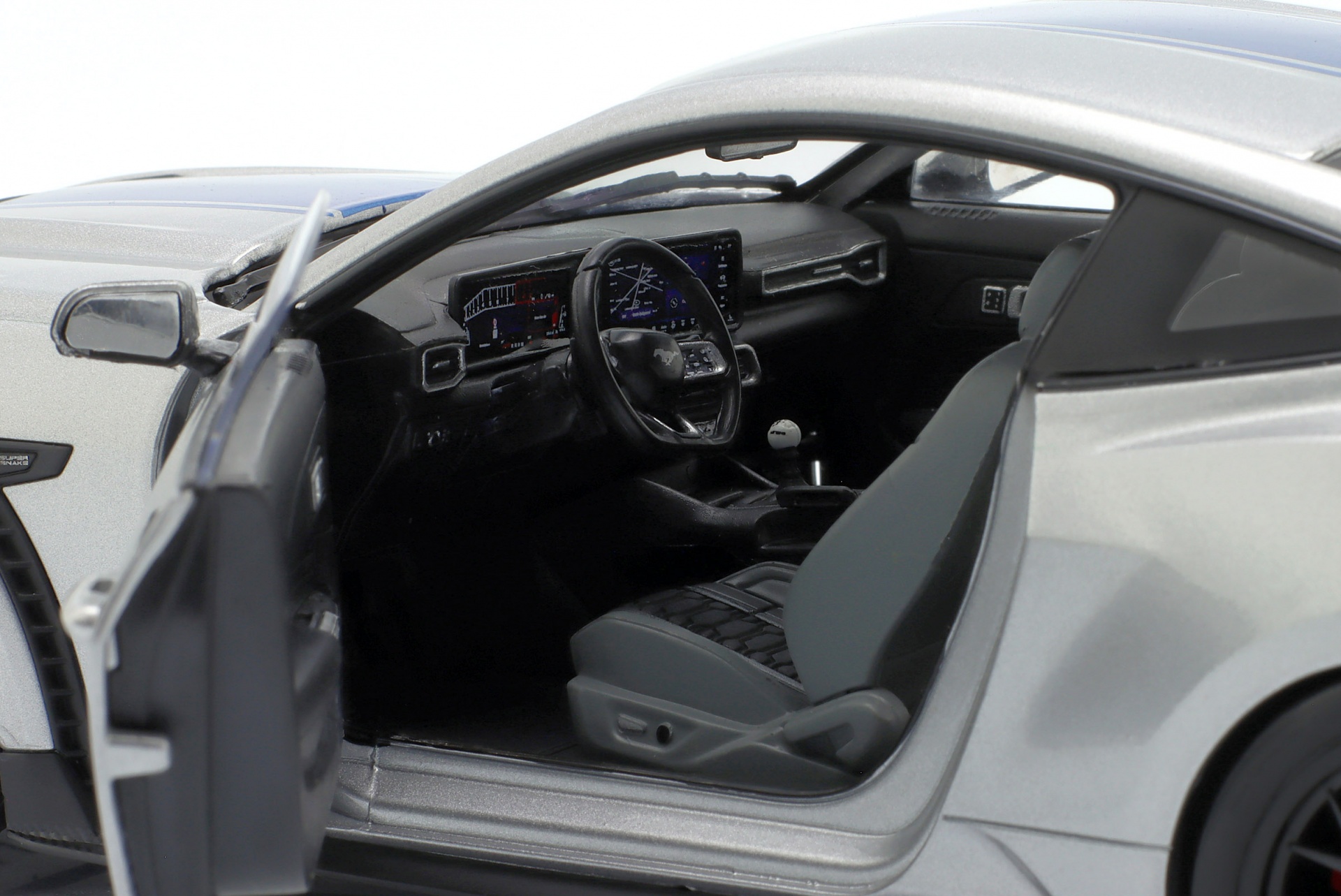 Ford Shelby Mustang Super Snake Baujahr 2025 silbergrau metallic  