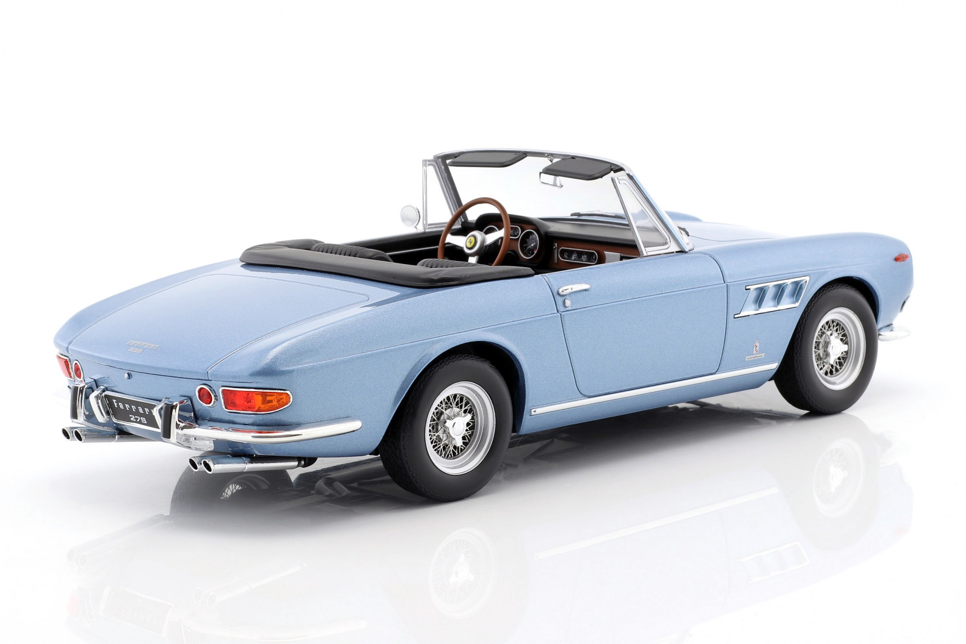 Ferrari 275 GTS Pininfarina Spyder mit Speichenfelgen 1964 hellblau metallic  