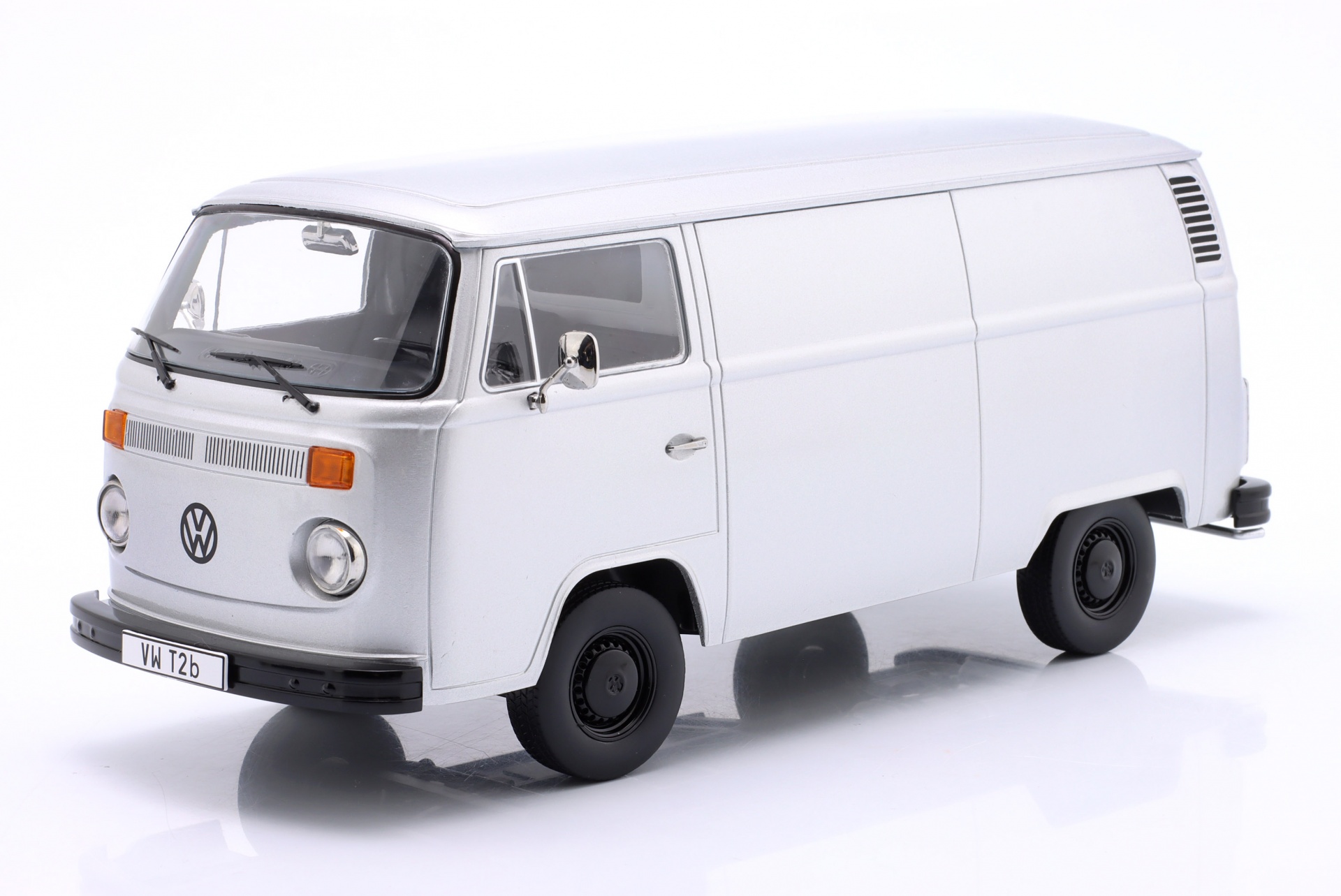 Volkswagen VW T2b Kastenwagen Baujahr 1972 silber  