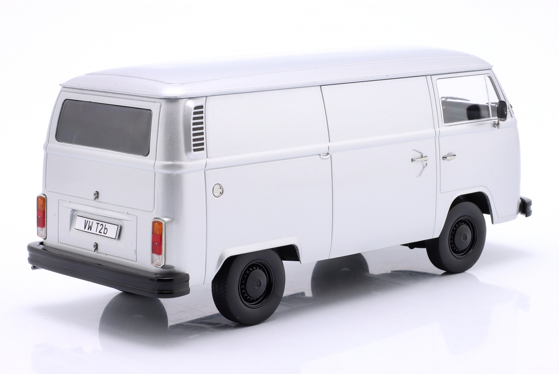 Volkswagen VW T2b Kastenwagen Baujahr 1972 silber  