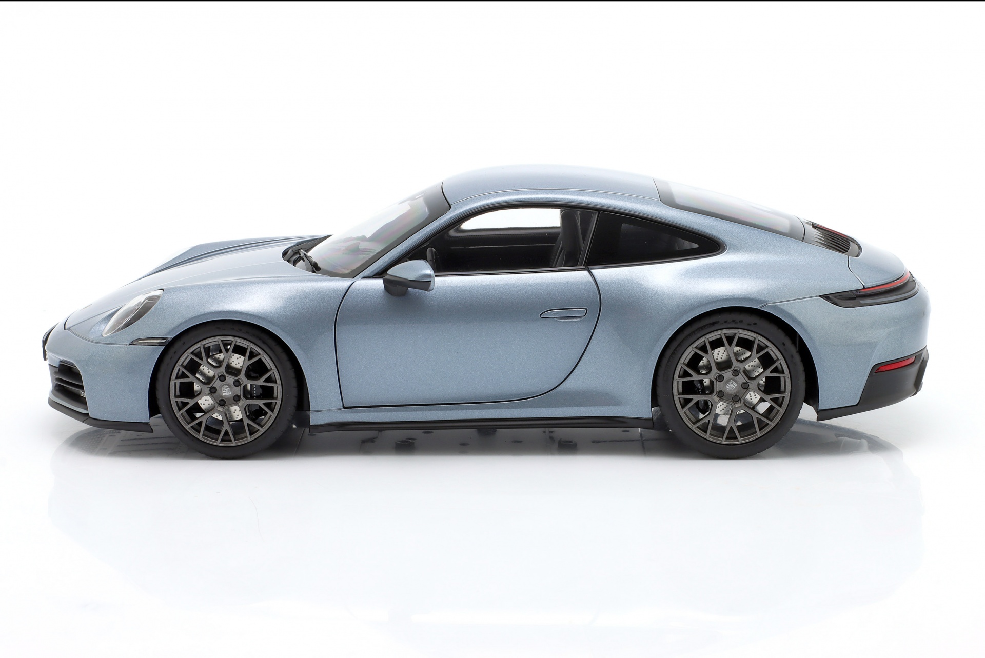 Porsche 911 (992) Carrera Baujahr 2024 Polarsilber metallic  