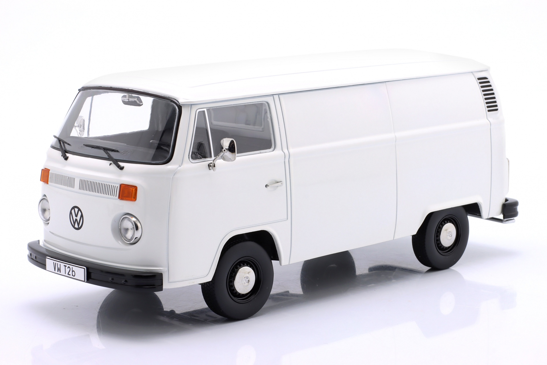 Volkswagen VW T2b Kastenwagen Baujahr 1972 wei&szlig;  