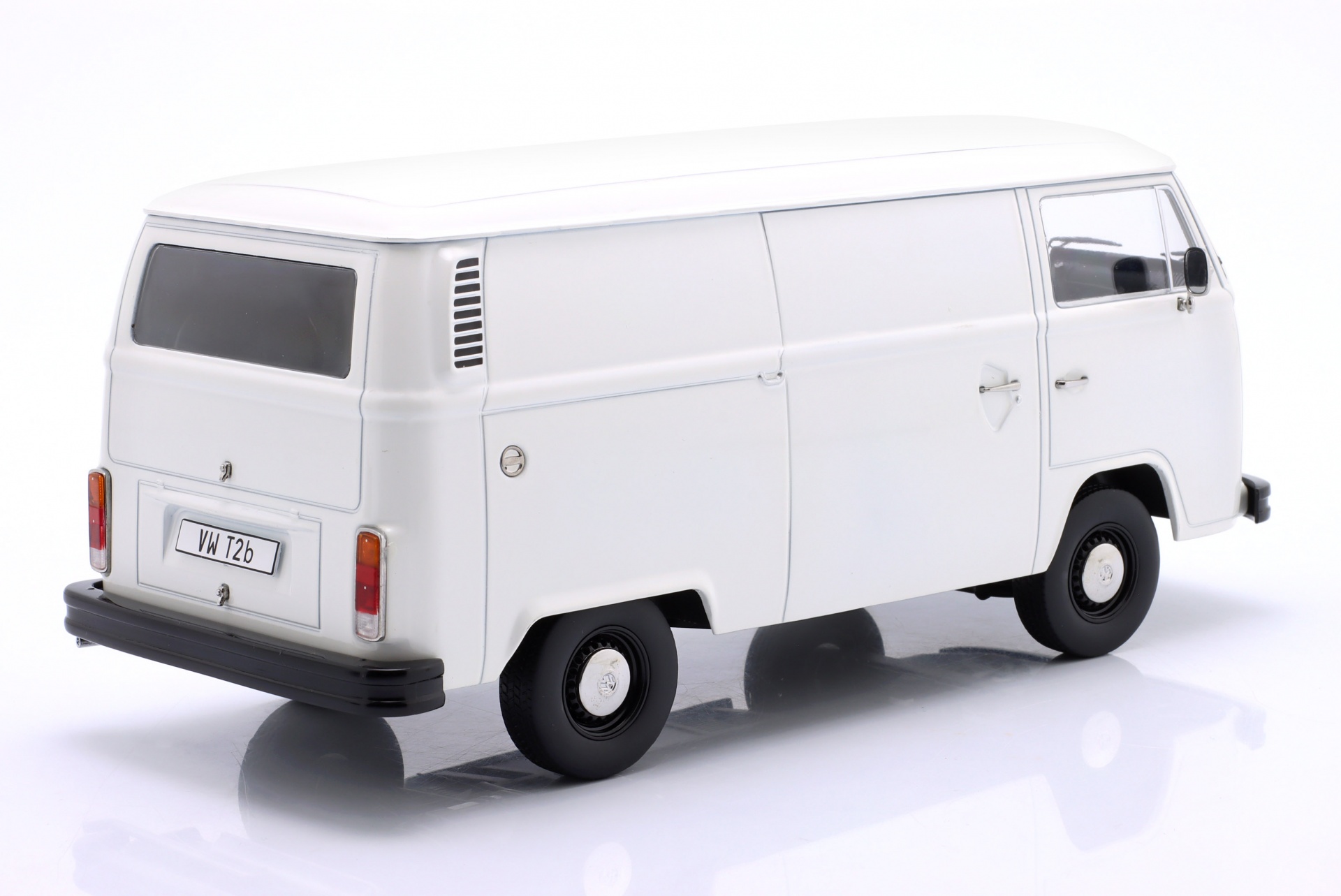 Volkswagen VW T2b Kastenwagen Baujahr 1972 wei&szlig;  