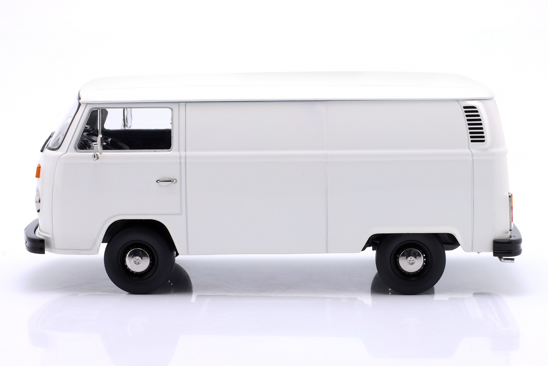 Volkswagen VW T2b Kastenwagen Baujahr 1972 wei&szlig;  