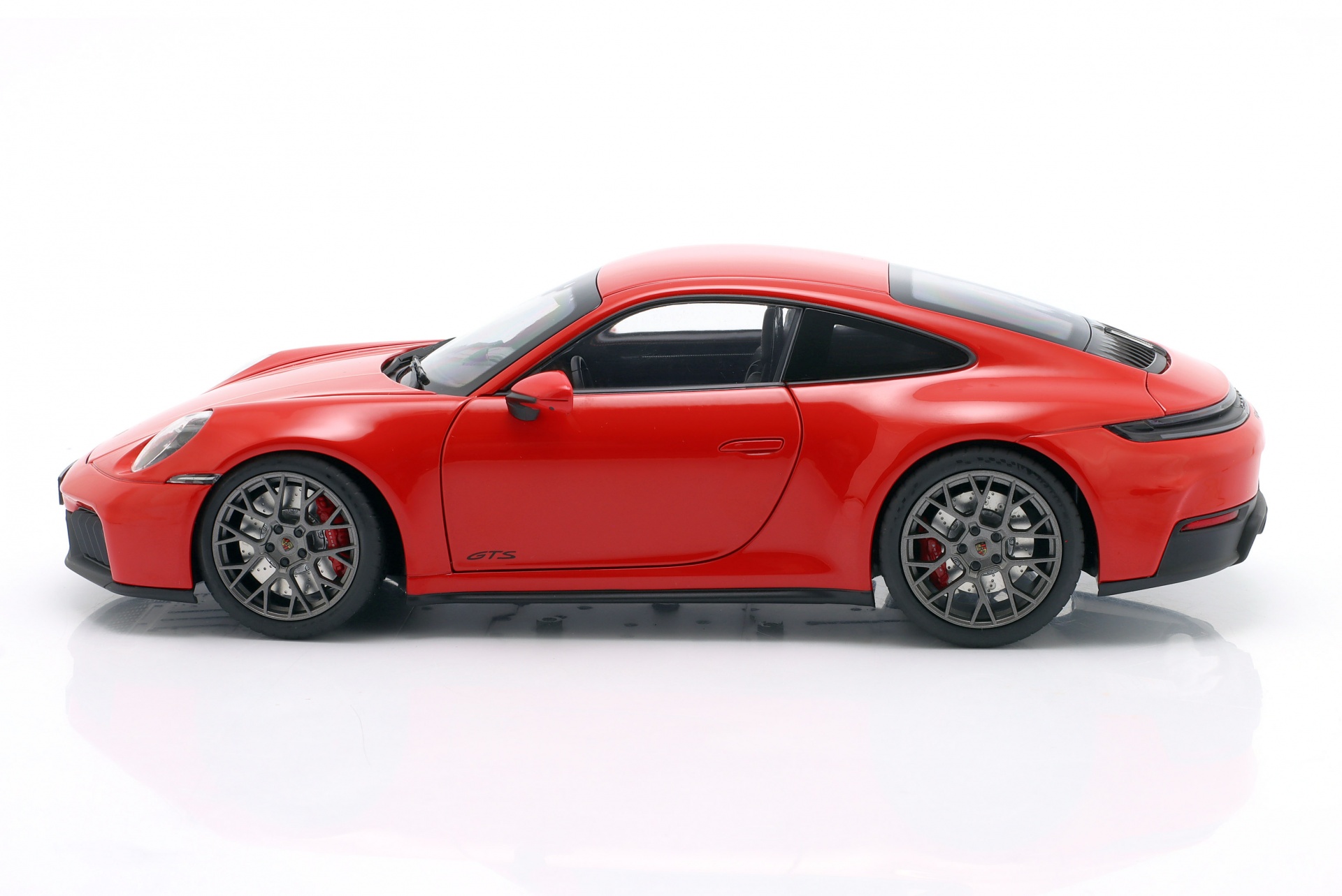 Porsche 911 (992) Carrera 4 GTS Baujahr 2024 Guards rot  