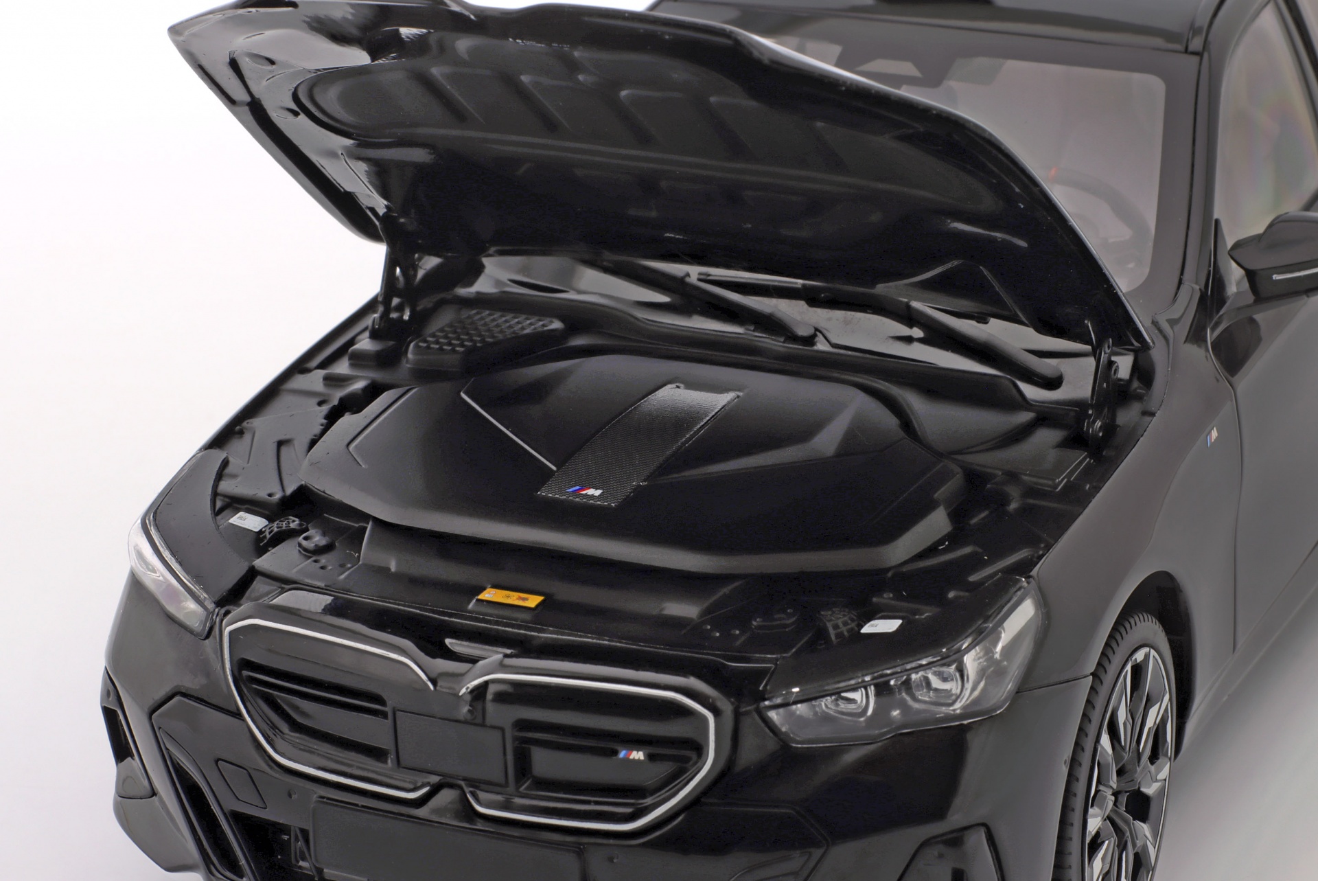 BMW i5 M60 Touring Baujahr 2024 schwarz metallic  