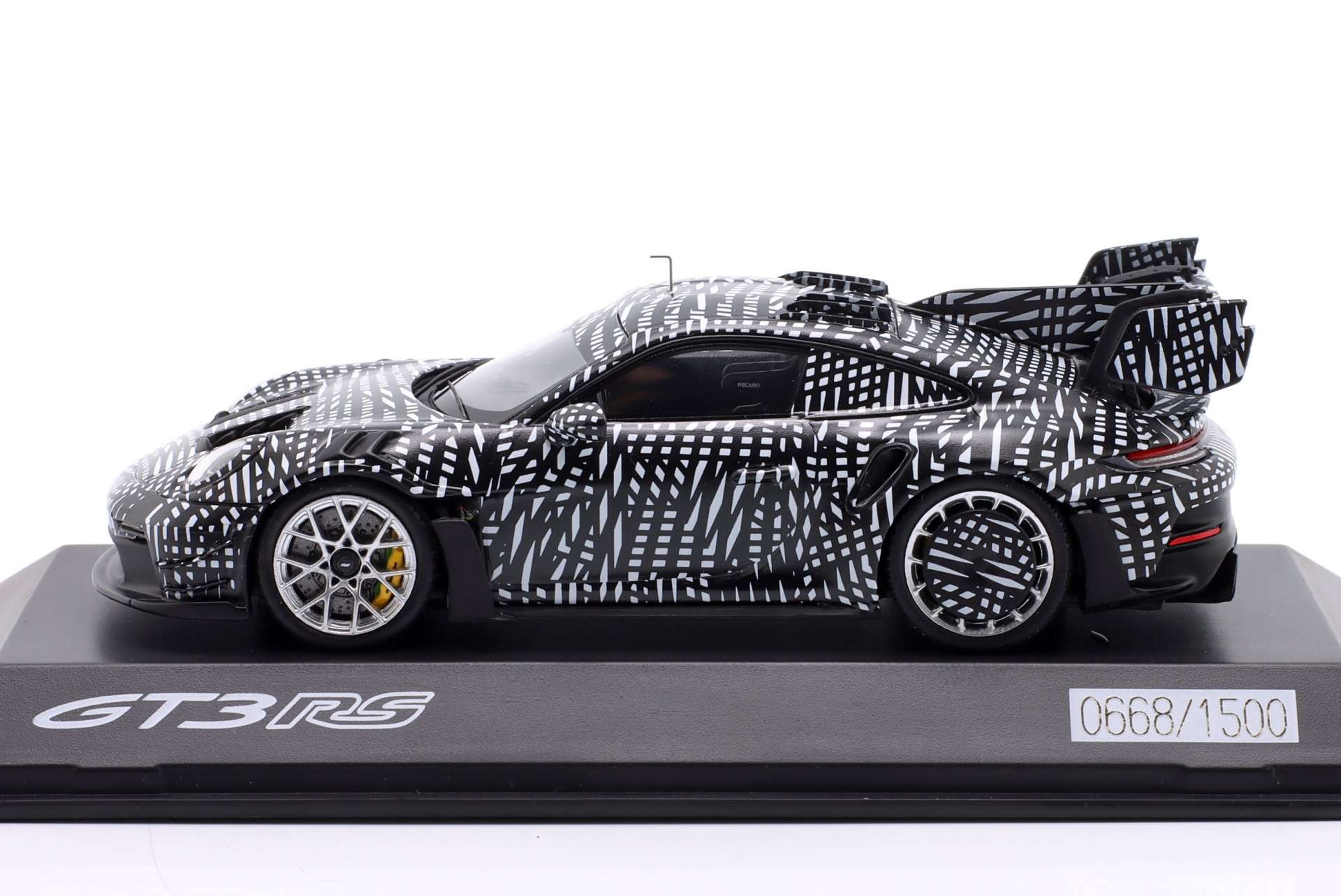 Porsche 911 (992) GT3 RS Manthey Kit 2024 schwarz / wei&szlig;  