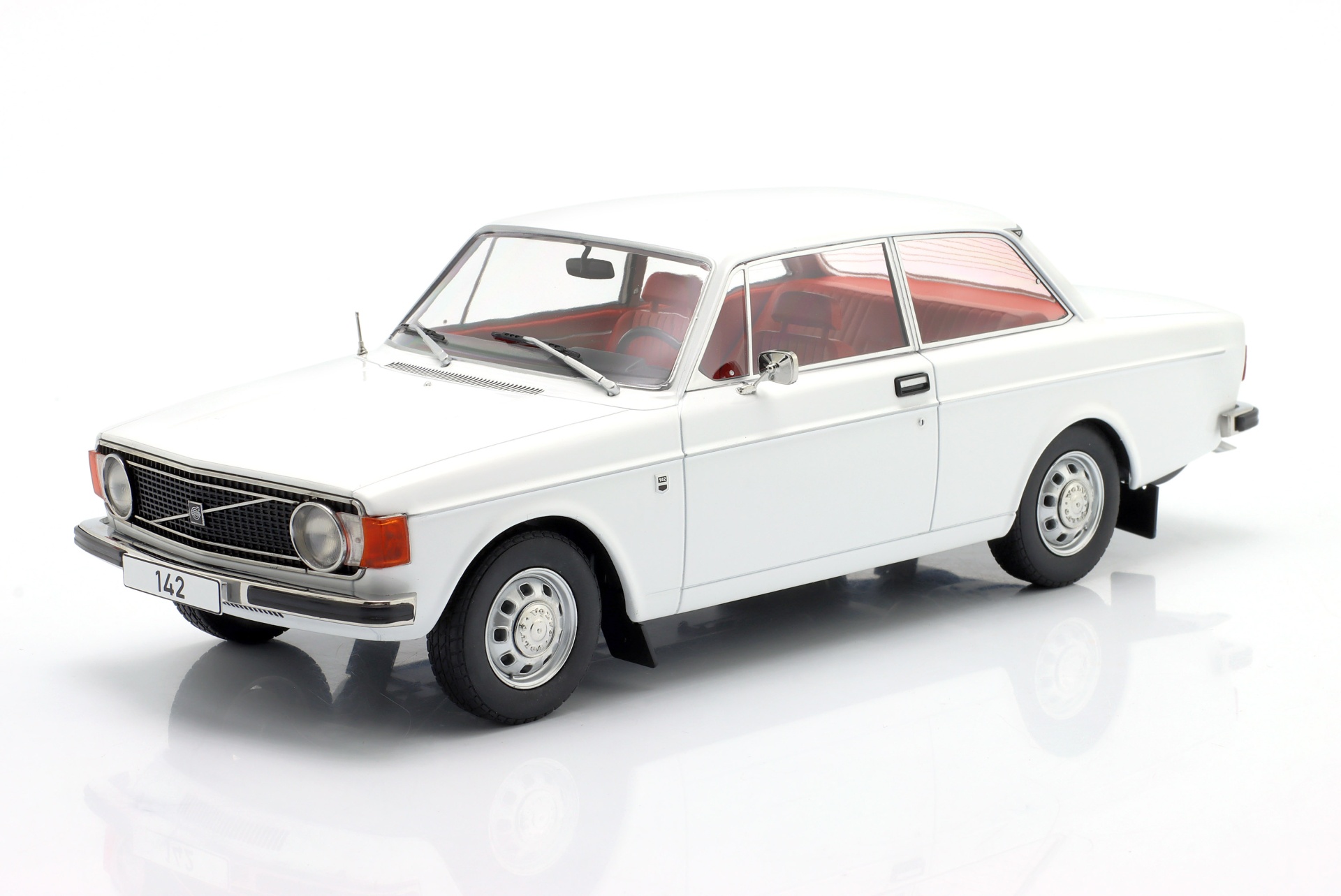 Volvo 142 Baujahr 1973 wei&szlig;  ModelCar Group