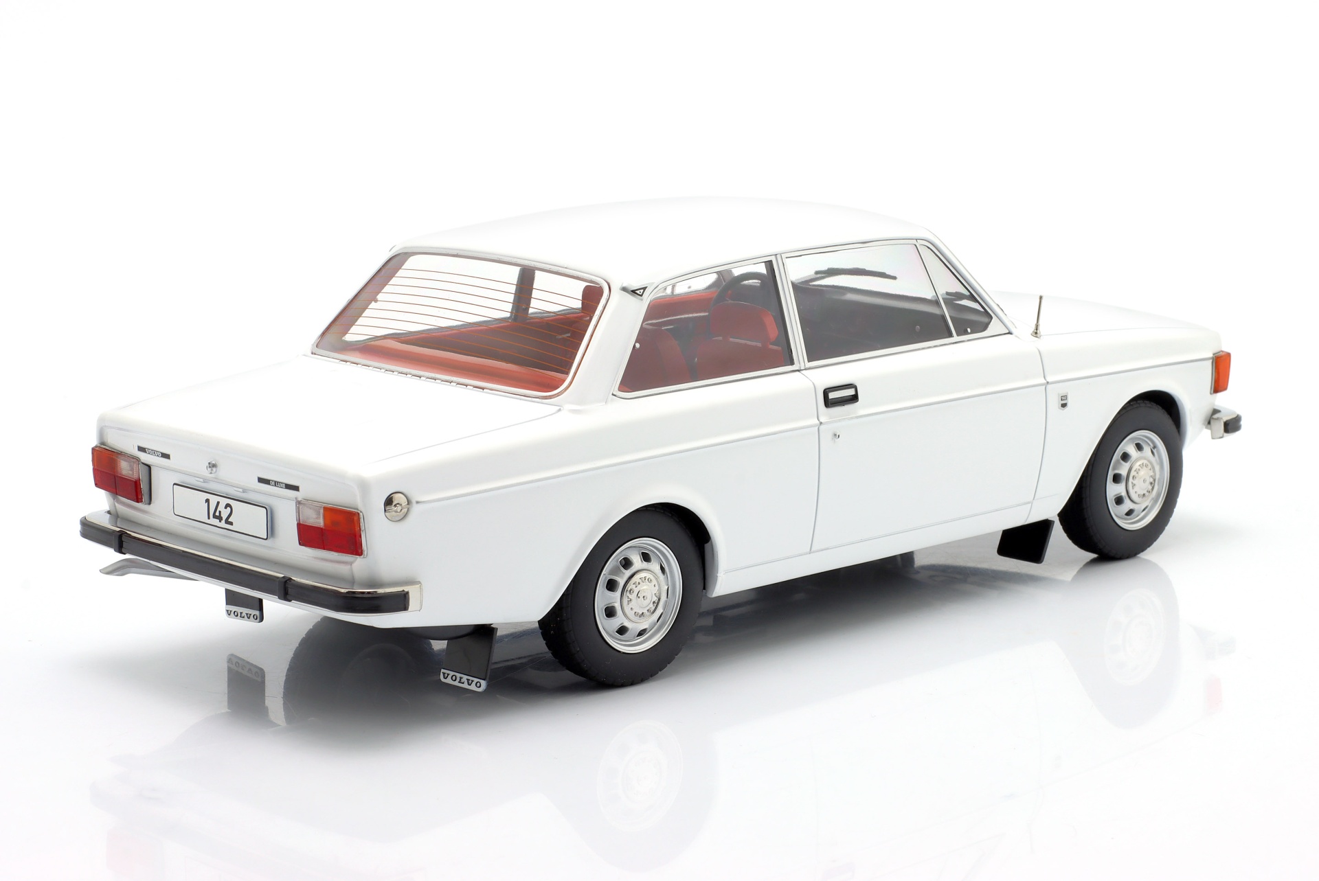 Volvo 142 Baujahr 1973 wei&szlig;  ModelCar Group