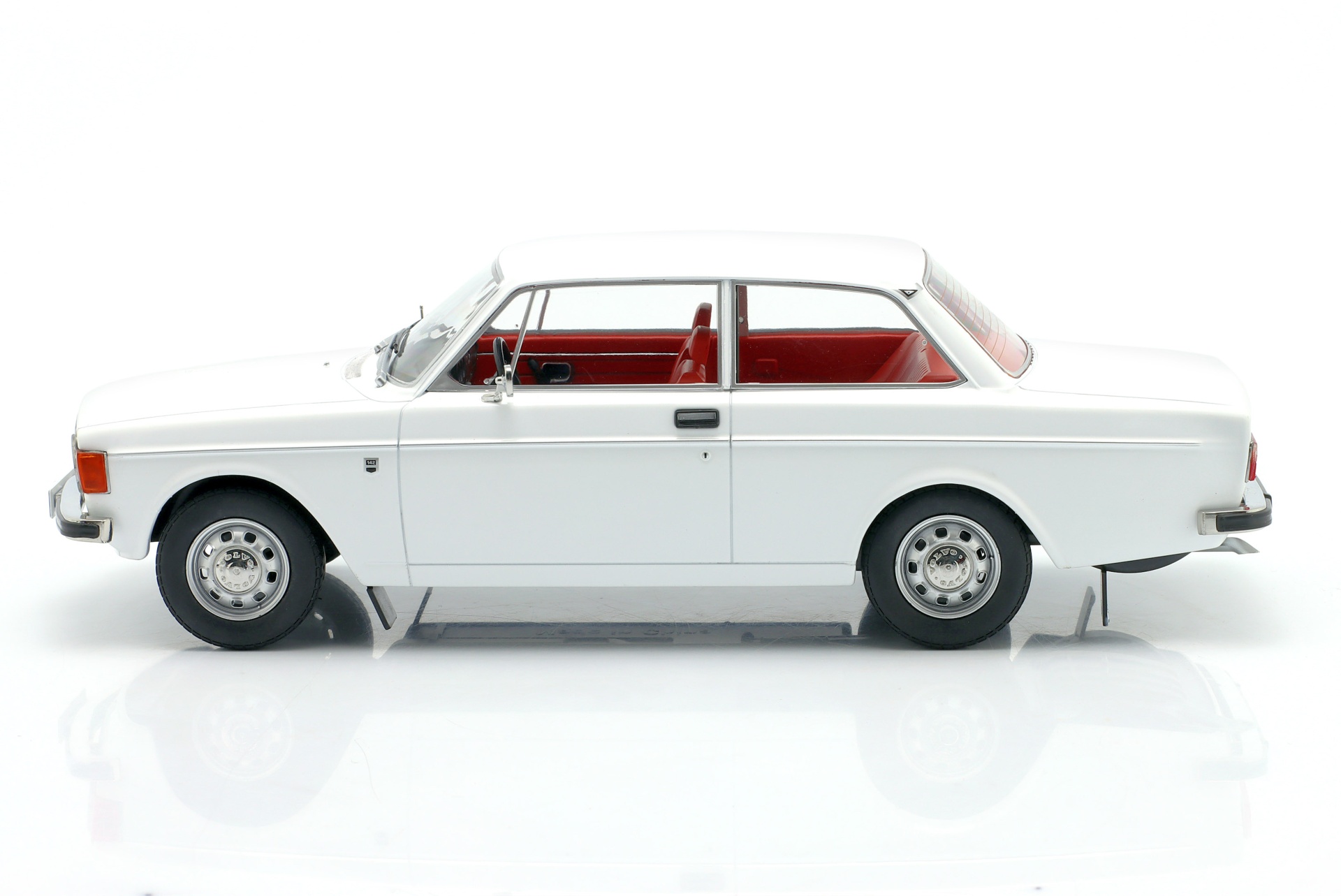 Volvo 142 Baujahr 1973 wei&szlig;  ModelCar Group