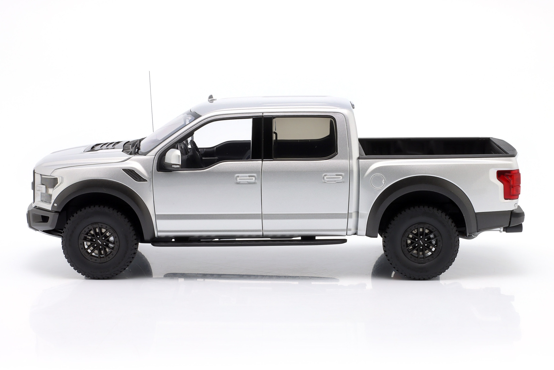 Ford F-150 Raptor Supercrew Pick-Up Baujahr 2019 silber  