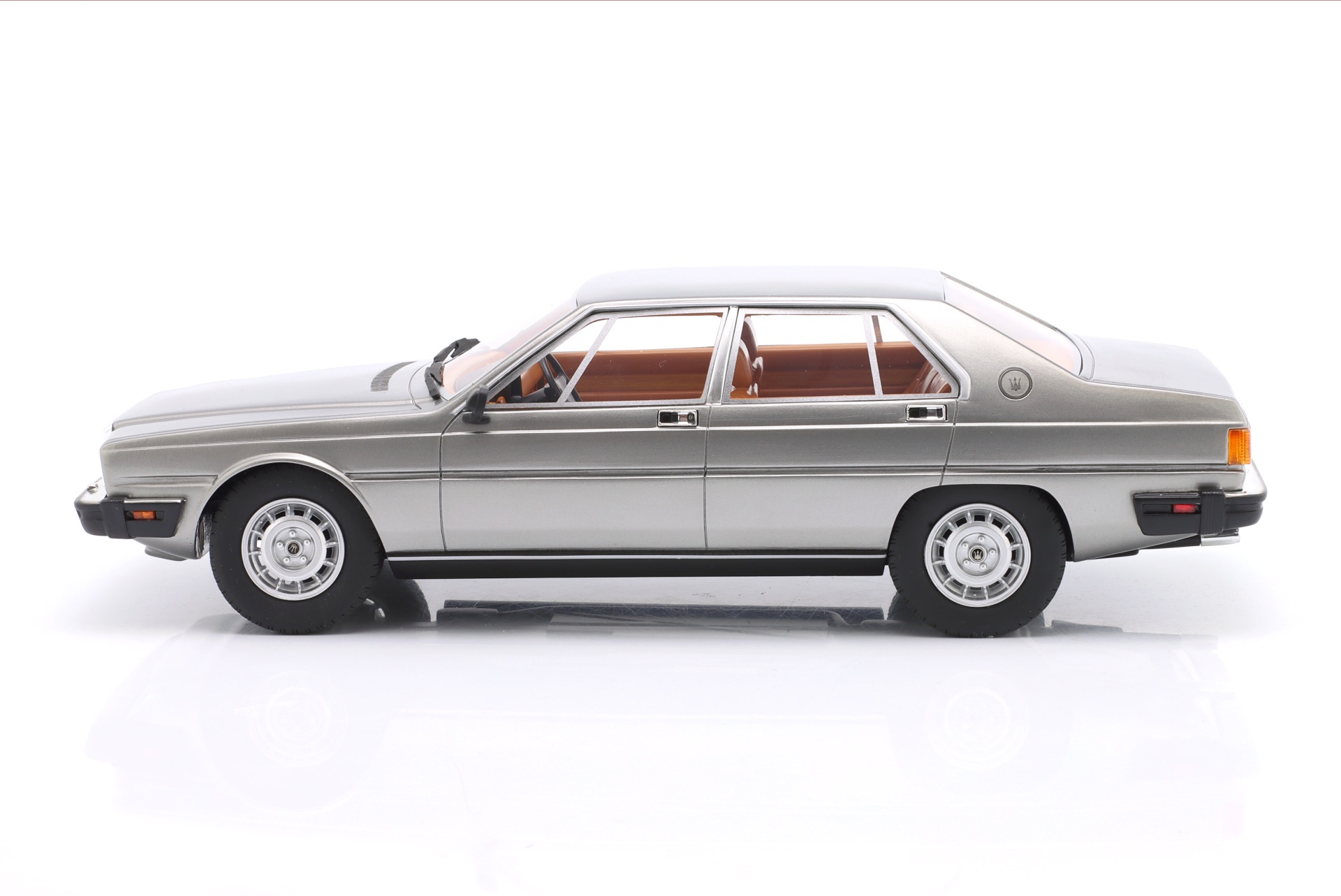Maserati Quattroporte III (AM330) Baujahr 1979-1985 silber metallic  Cult Scale