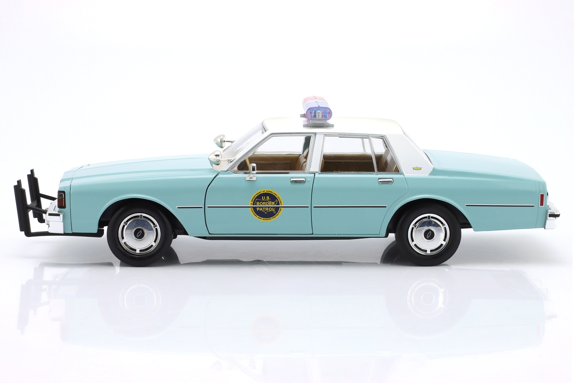 Chevrolet Caprice 9C1 US Border Patrol Baujahr 1987 hellblau / wei&szlig;  