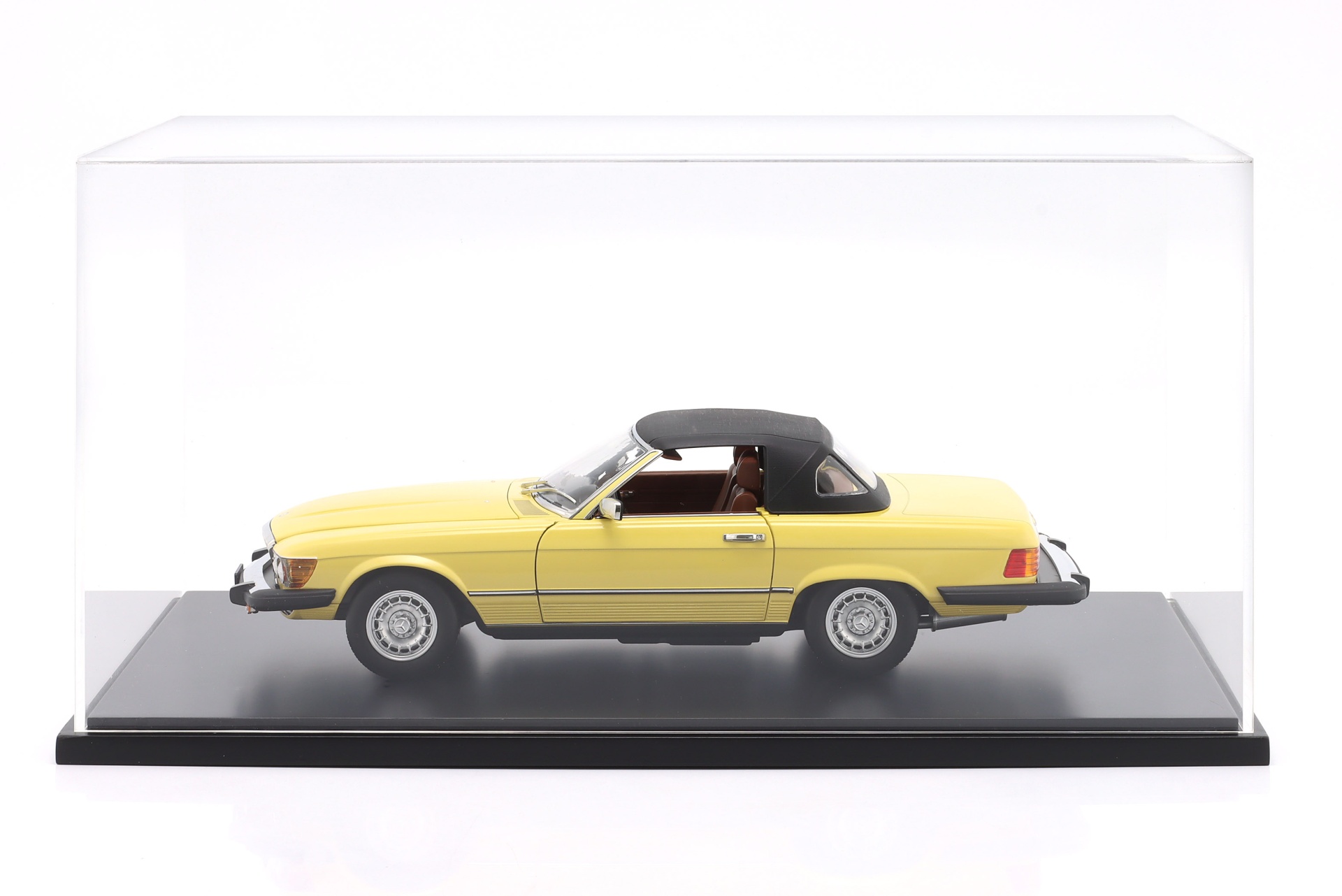 Hochwertige Acryl-Vitrine f&uuml;r LKW-Modelle im Ma&szlig;stab  
