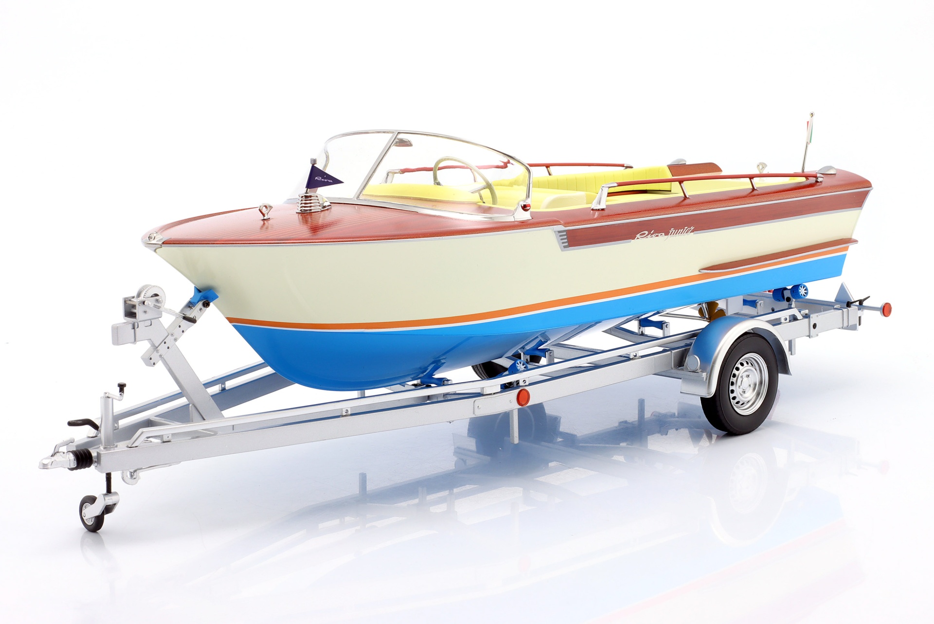 Riva Junior Motorboot auf Anh&auml;nger 1966 elfenbein / gelb / braun / blau  MITICA