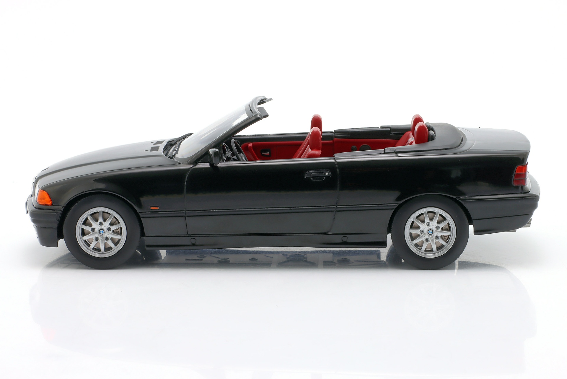 BMW 3er (E36) Cabriolet Baujahr 1996 schwarz  ModelCar Group