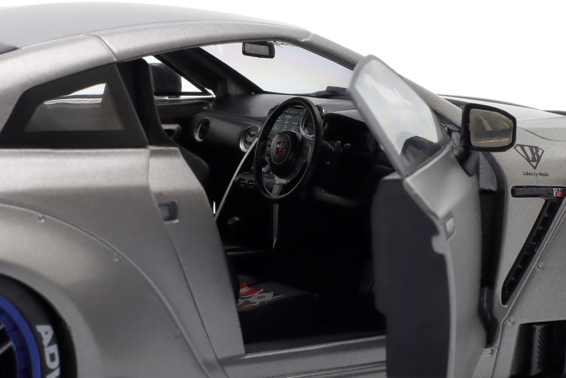 Nissan GT-R (R35) Liberty Walk Bodykit Type 2.0 2023 silber metallic  