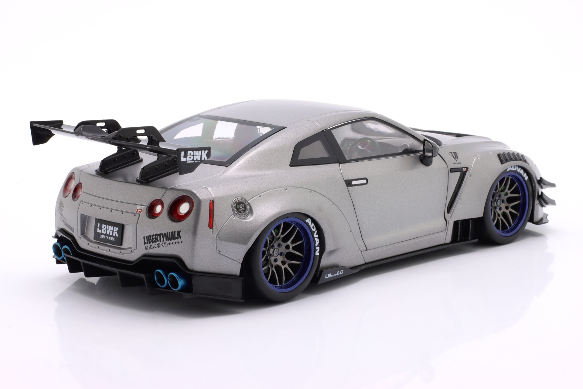 Nissan GT-R (R35) Liberty Walk Bodykit Type 2.0 2023 silber metallic  