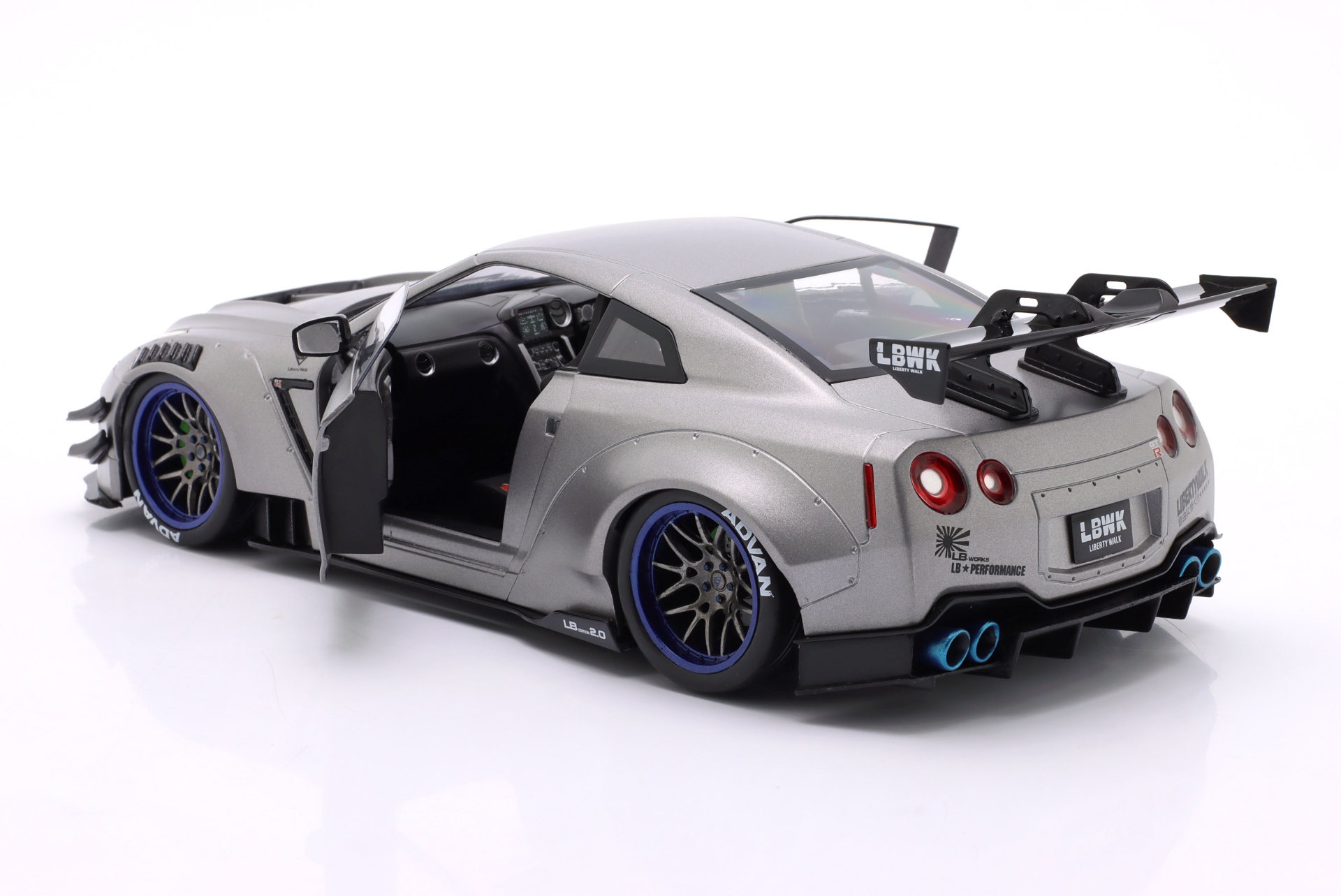 Nissan GT-R (R35) Liberty Walk Bodykit Type 2.0 2023 silber metallic  