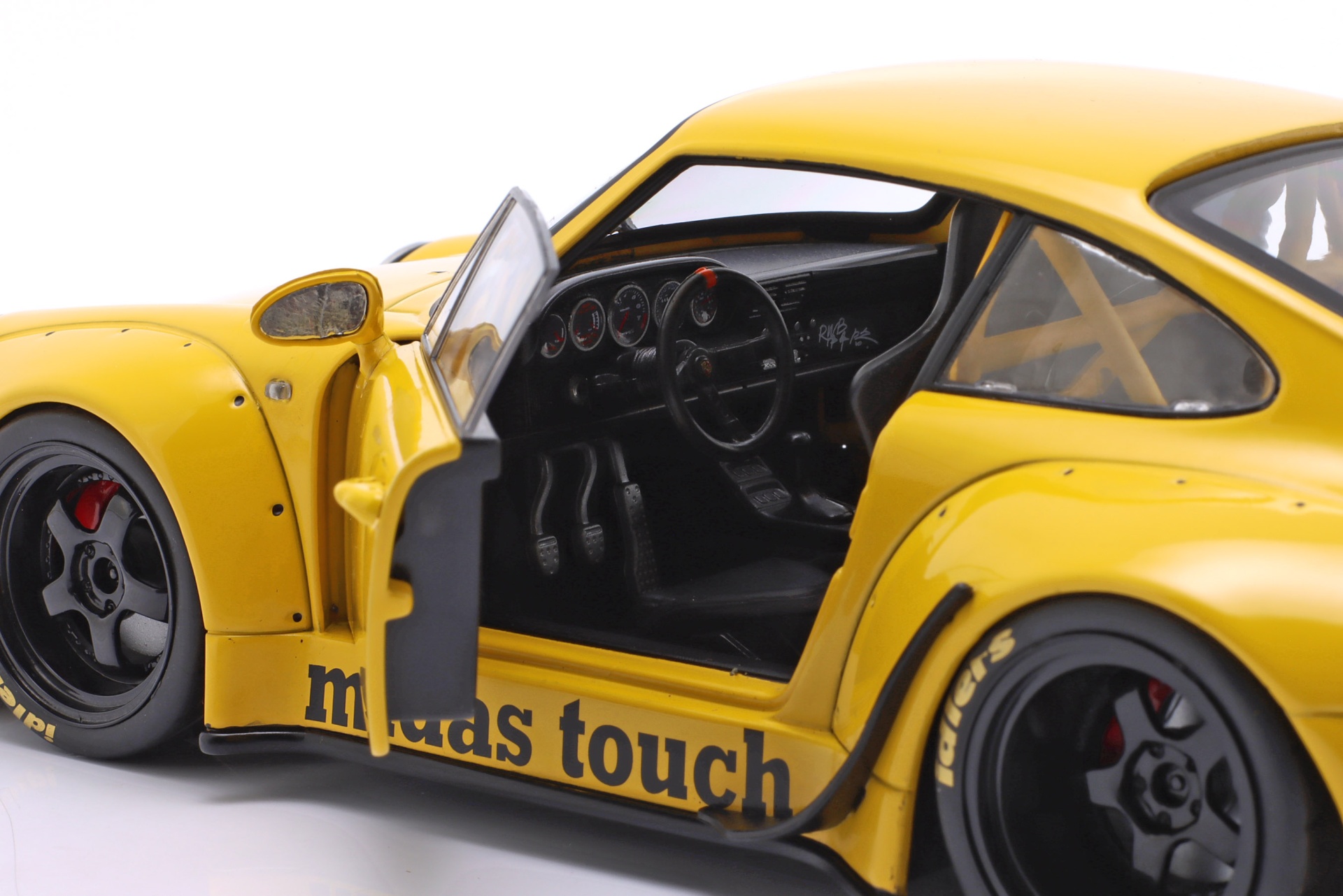 Porsche 911 (993) RWB Rauh-Welt Midas Touch 2023 gelb  